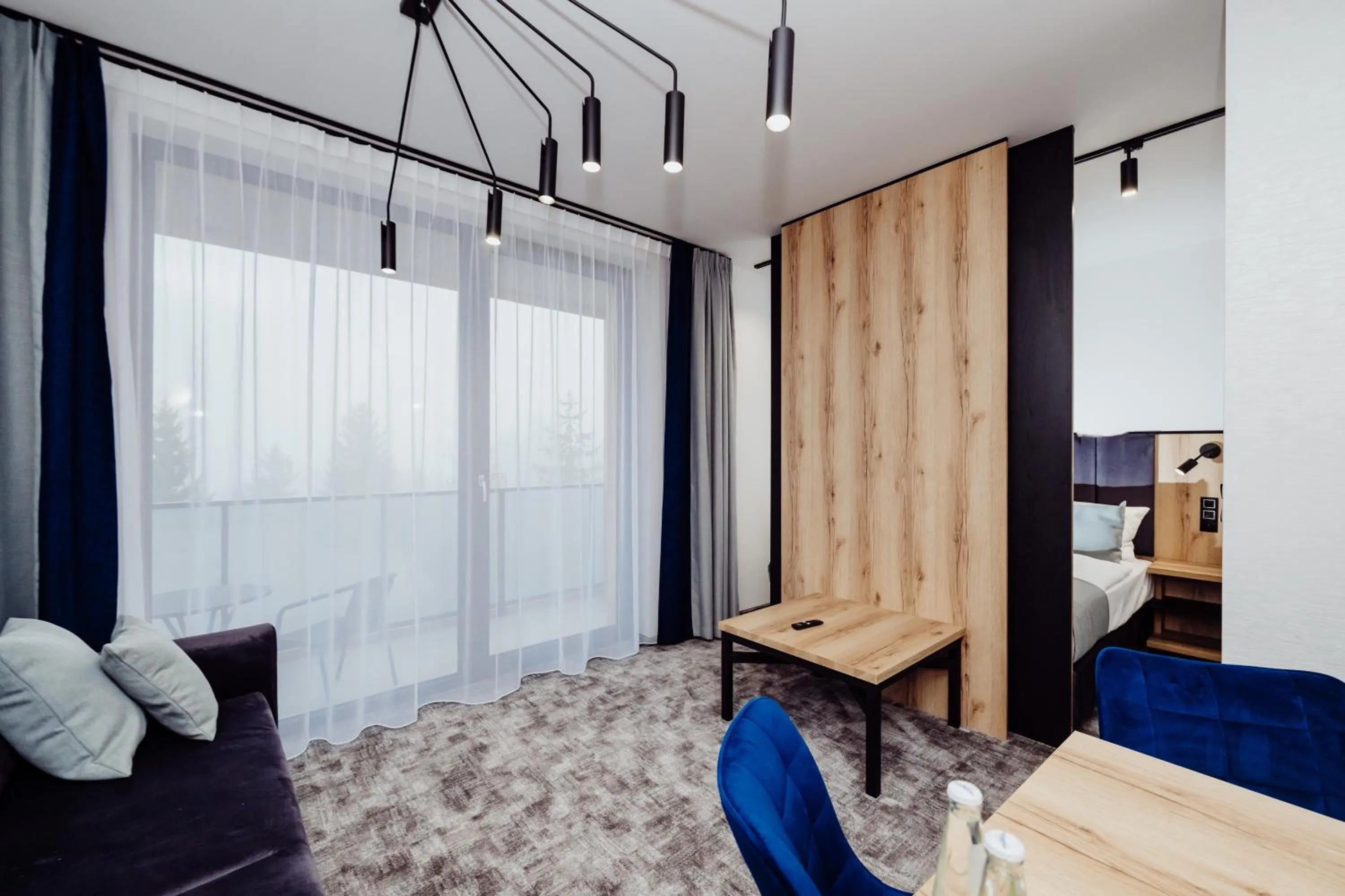 Seating area, Bed in Rezydencja AQUA by GRANO
