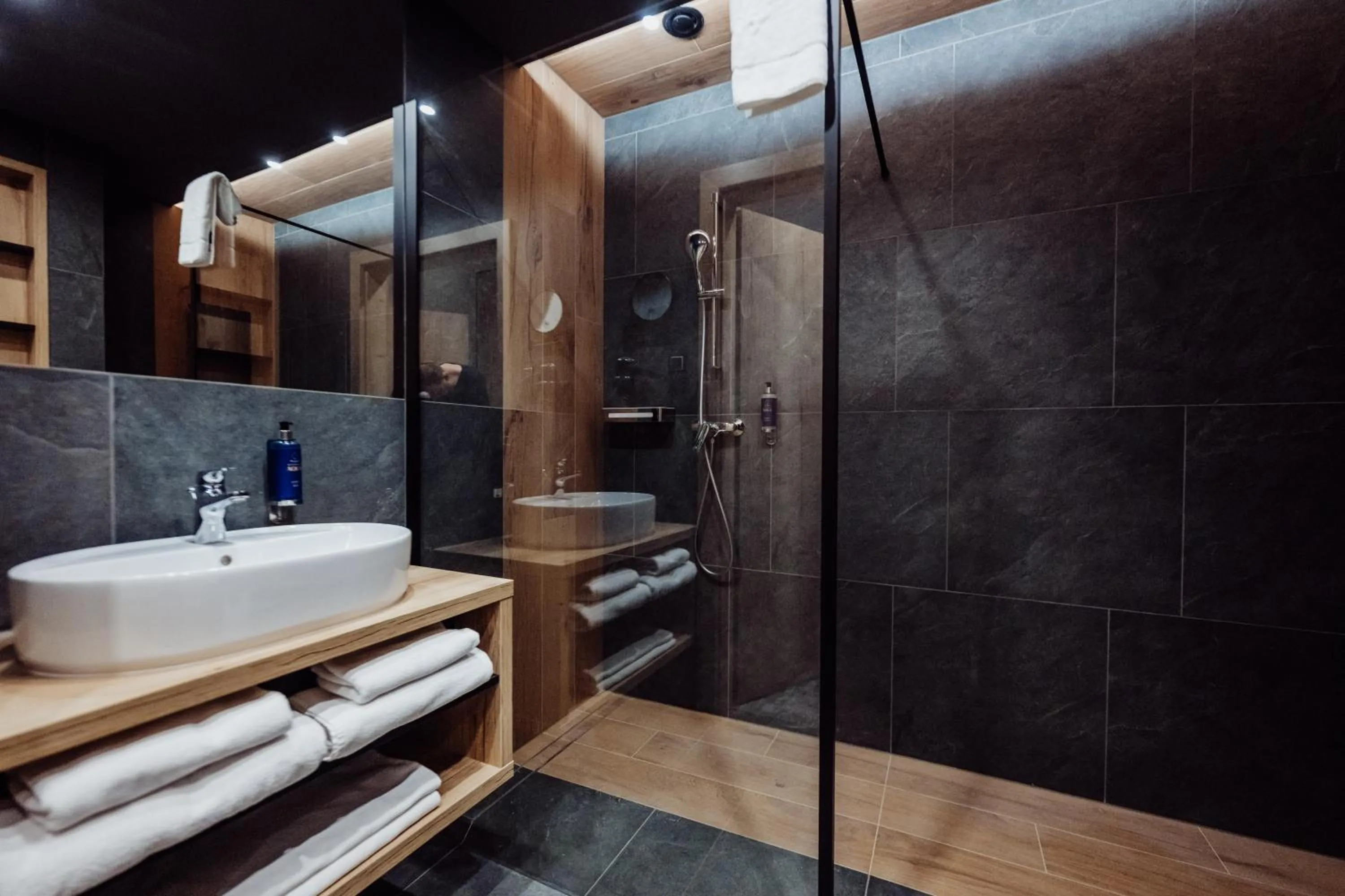 Bathroom in Rezydencja AQUA by GRANO