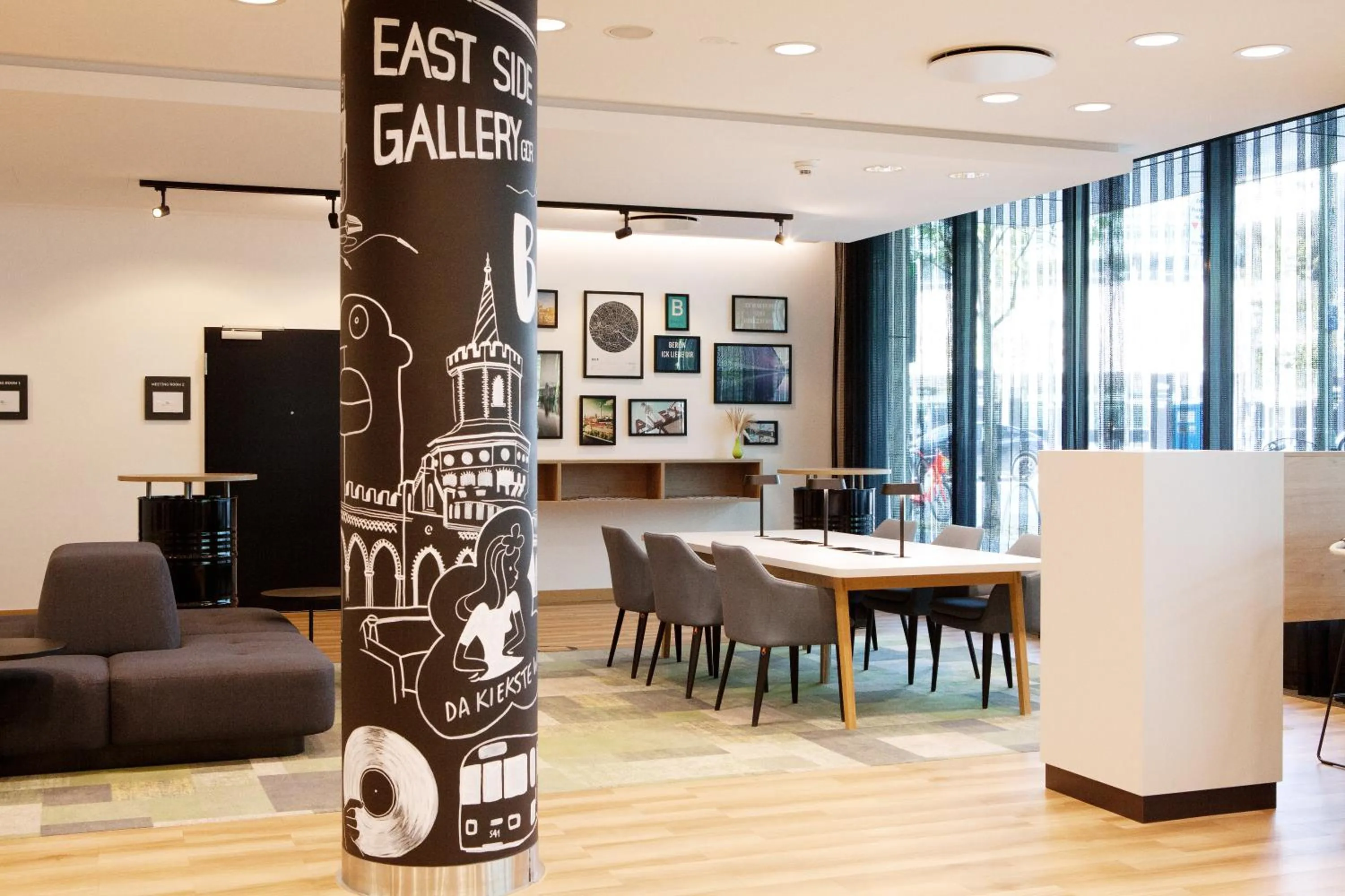 Lounge or bar in Holiday Inn Berlin City East Side by IHG