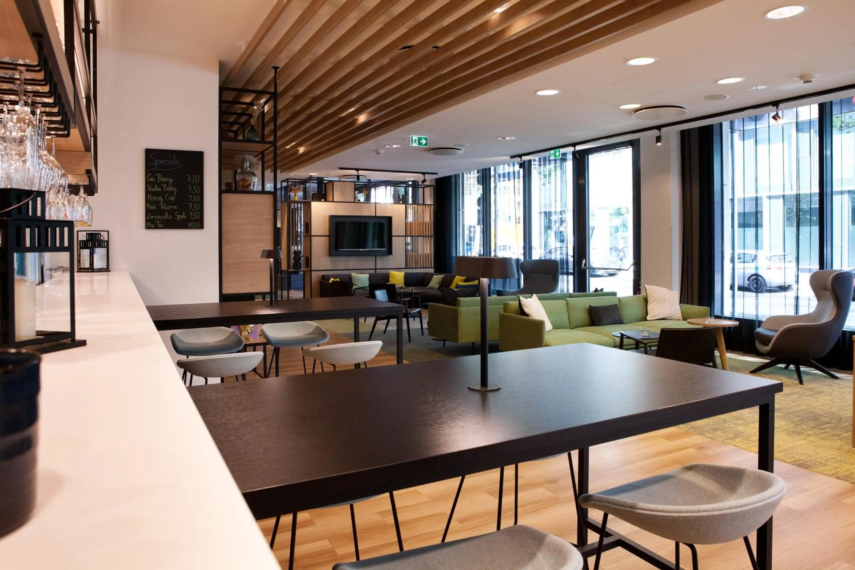 Lounge or bar in Holiday Inn Berlin City East Side by IHG