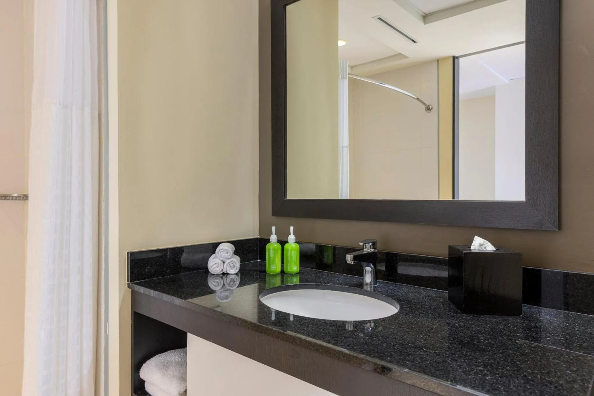 Bathroom in Holiday Inn Panama Distrito Financiero by IHG
