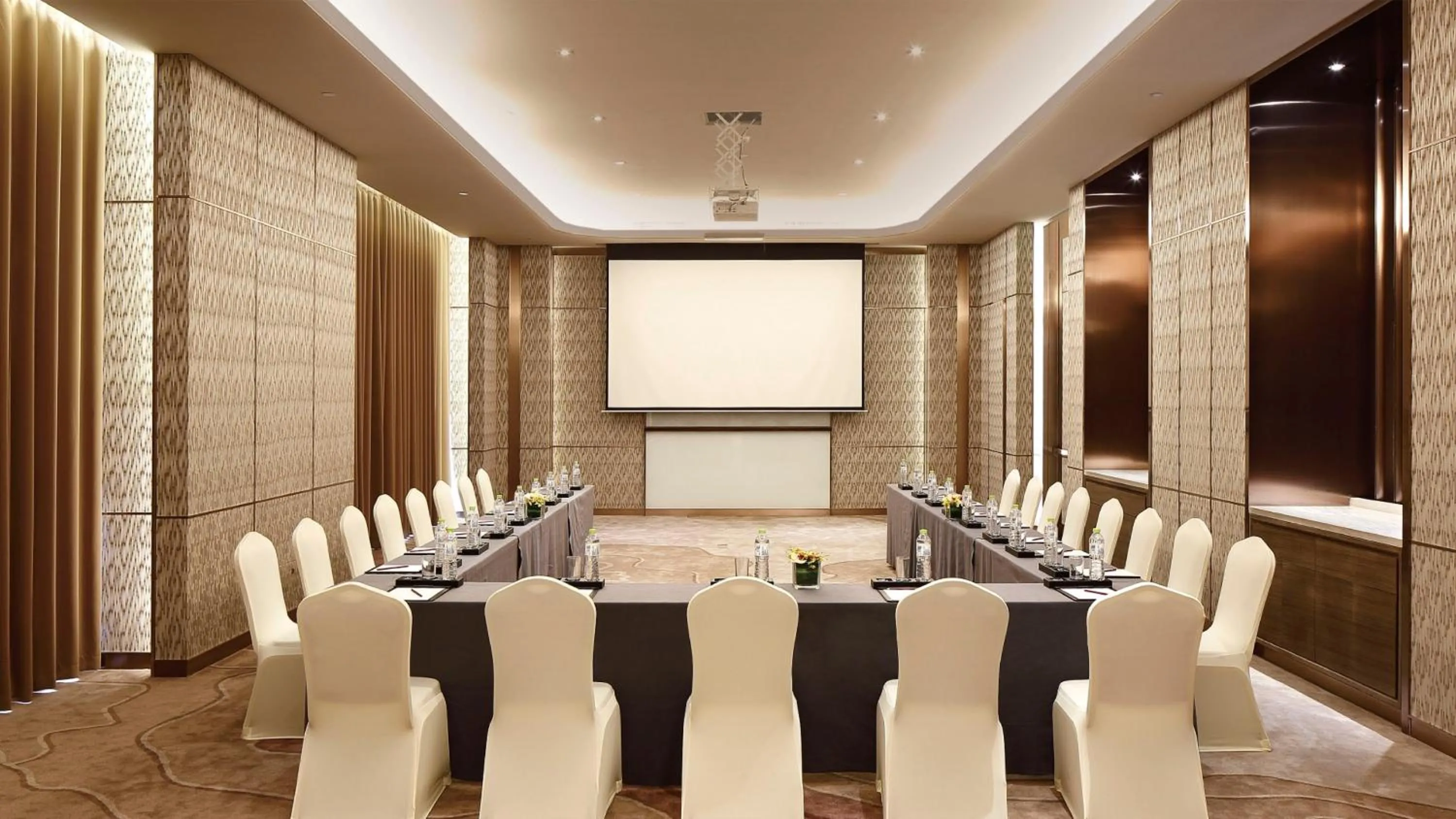 Meeting/conference room in Crowne Plaza Kunming City Centre by IHG