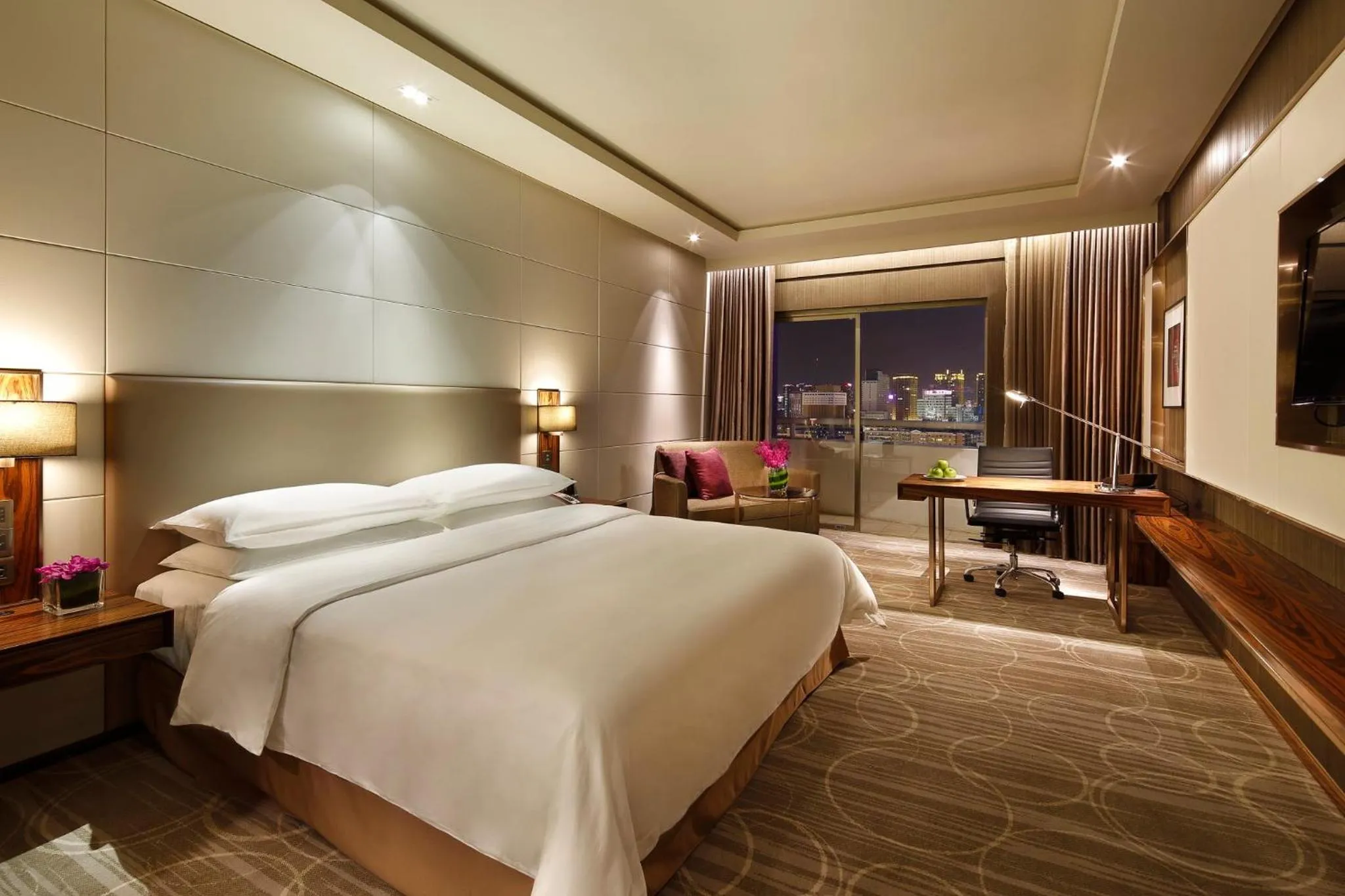 Photo of the whole room, Bed in Crowne Plaza Kunming City Centre by IHG