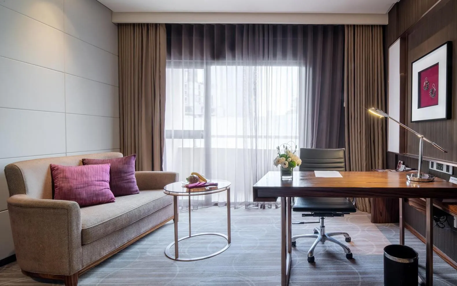 Living room in Crowne Plaza Kunming City Centre by IHG