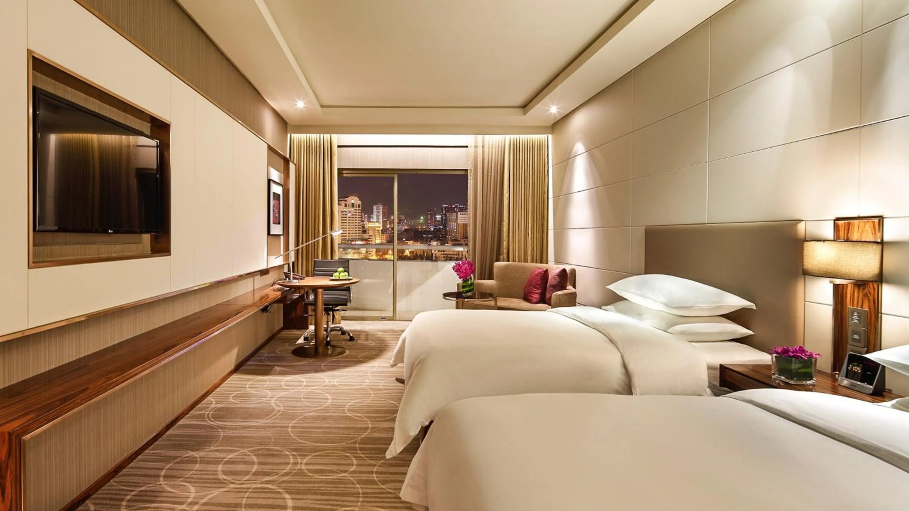 Photo of the whole room, Bed in Crowne Plaza Kunming City Centre by IHG
