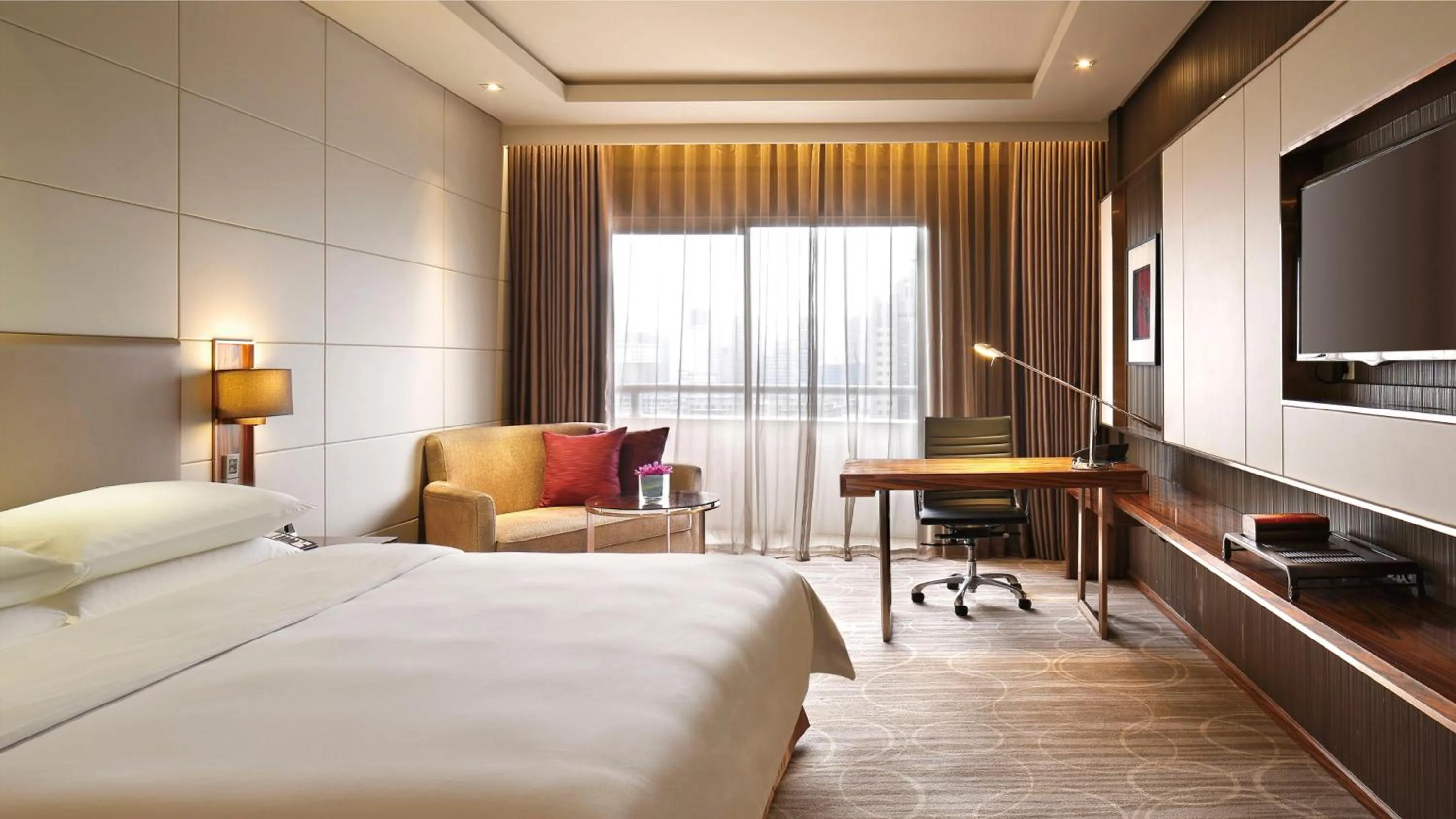Photo of the whole room, Bed in Crowne Plaza Kunming City Centre by IHG