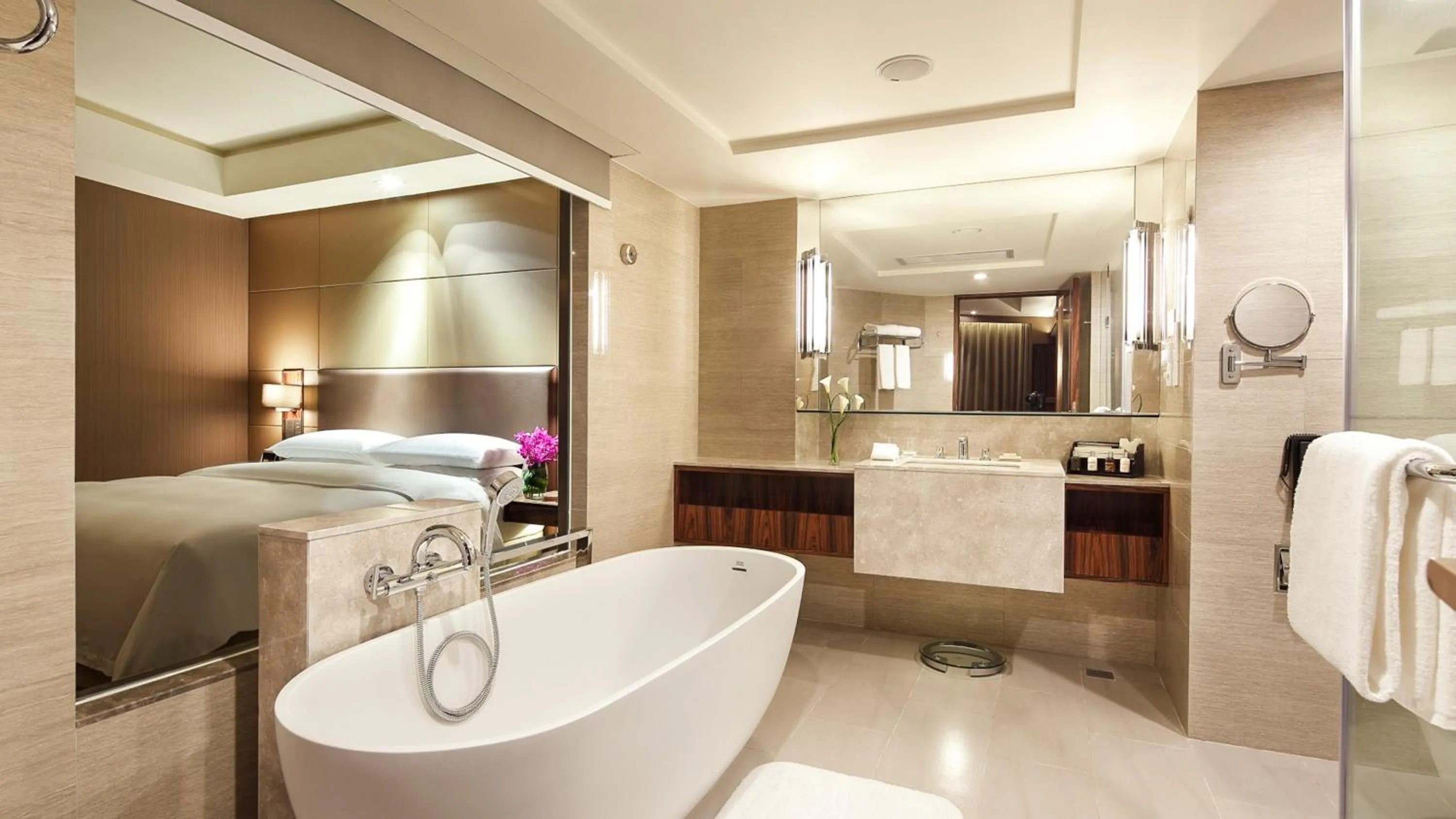 One-Bedroom Suite - Lounge Access in Crowne Plaza Kunming City Centre, an IHG Hotel