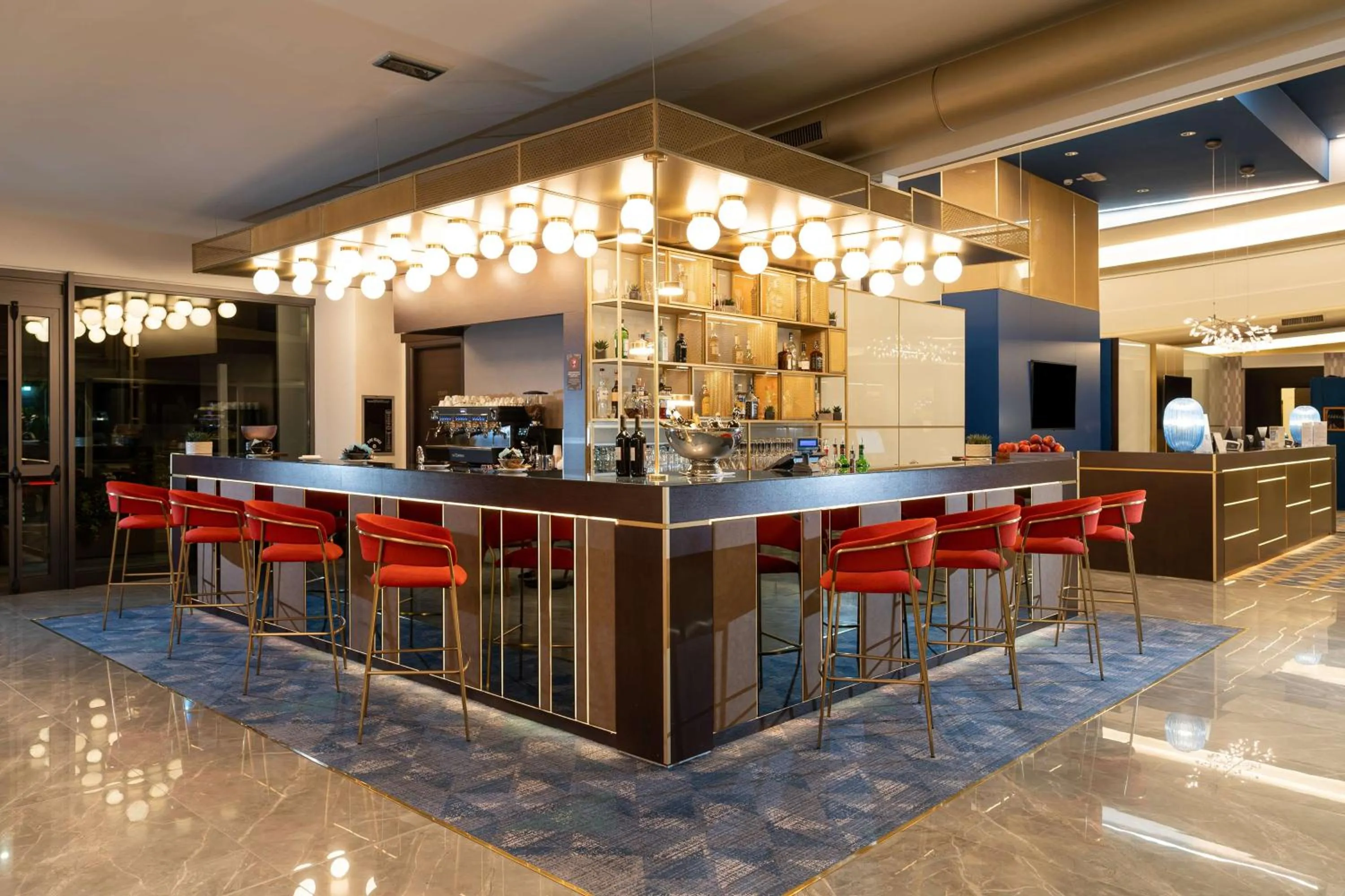 Lounge or bar in Doubletree by Hilton Milan Malpensa Solbiate Olona