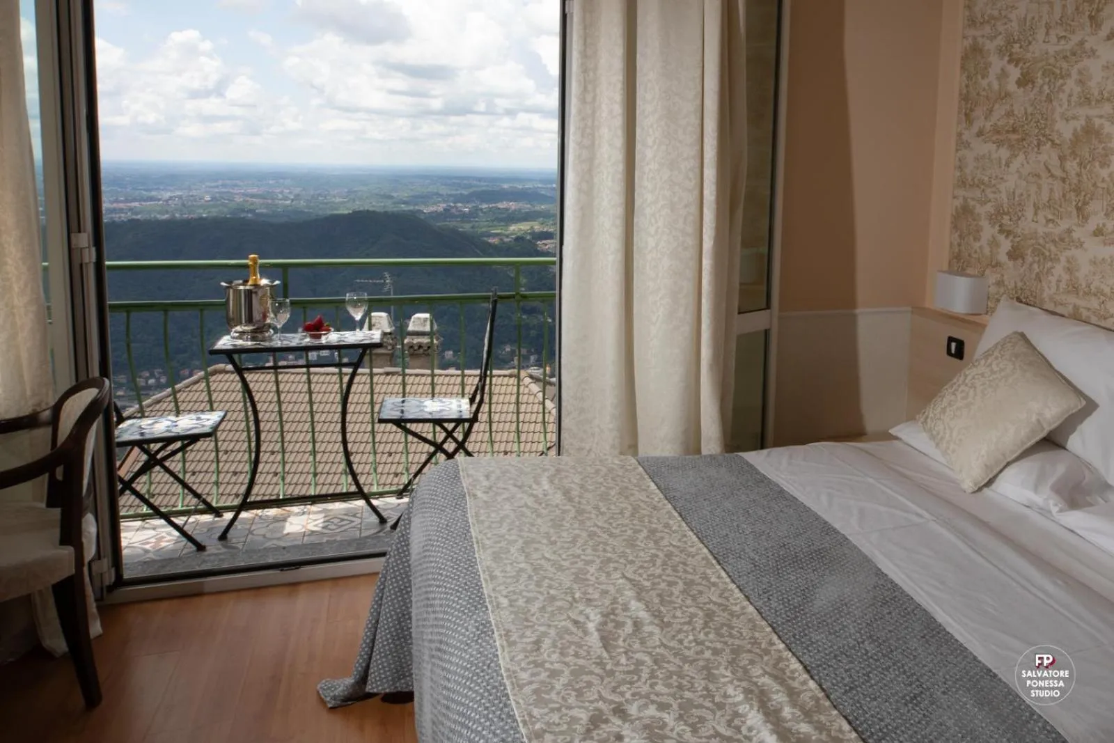 Bed in Hotel Vista Lago Como