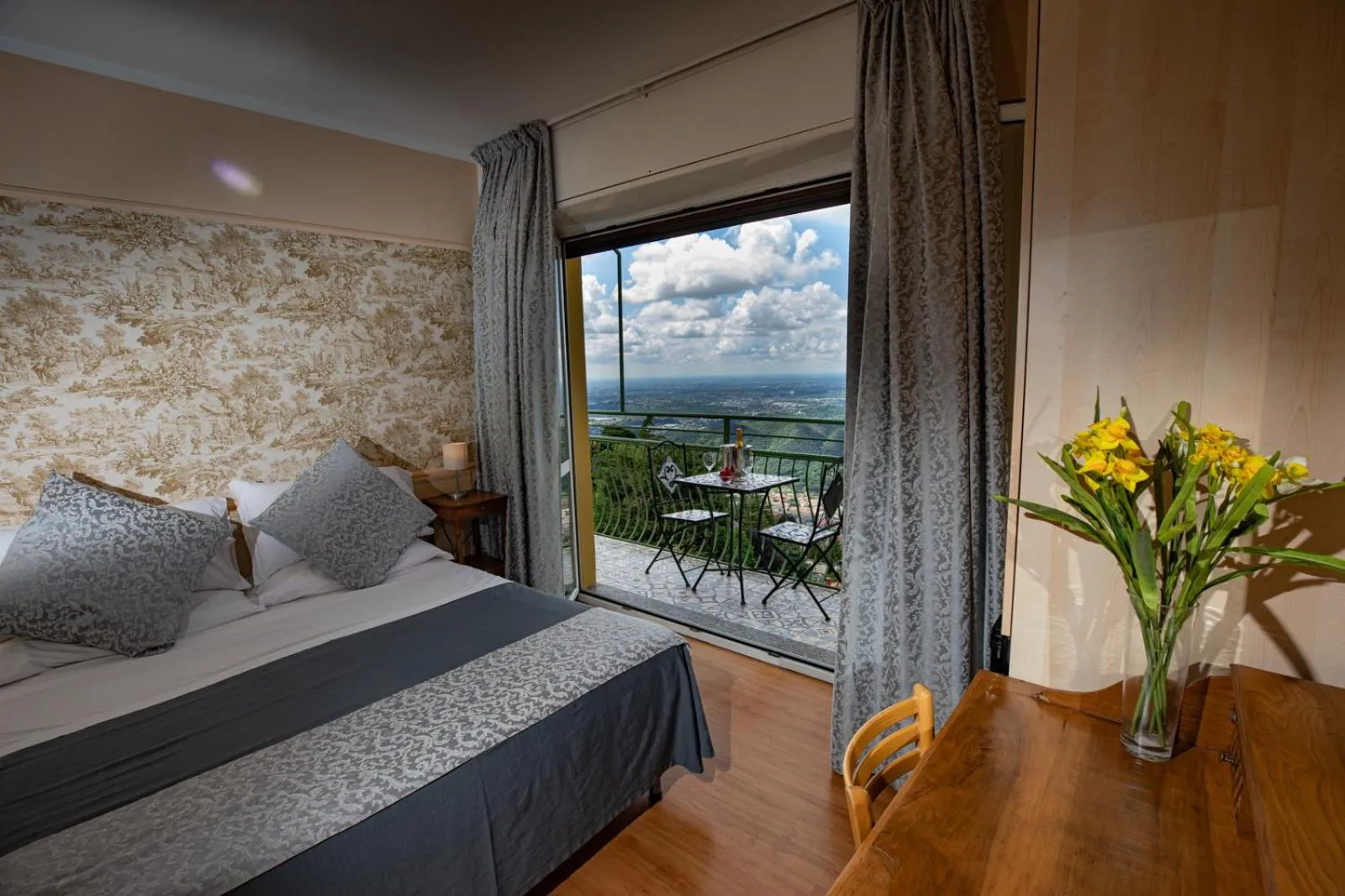 Bedroom, Bed in Hotel Vista Lago Como