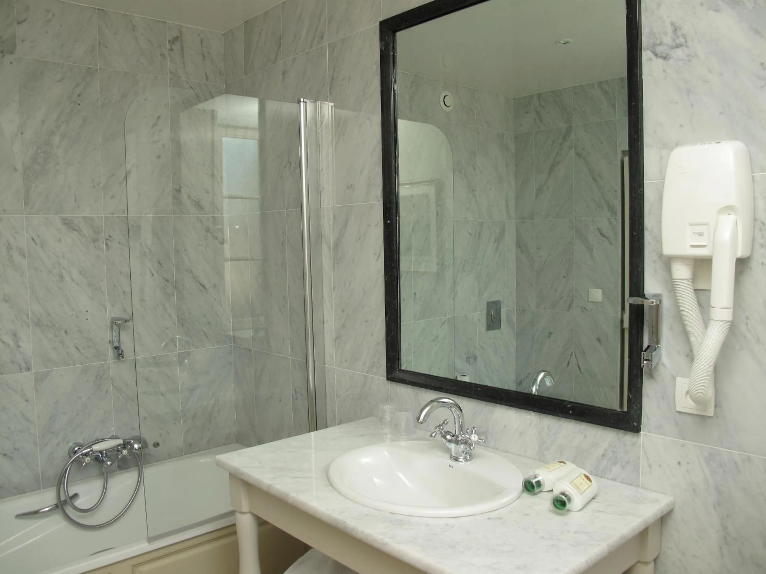 Bathroom in Hôtel de Londres