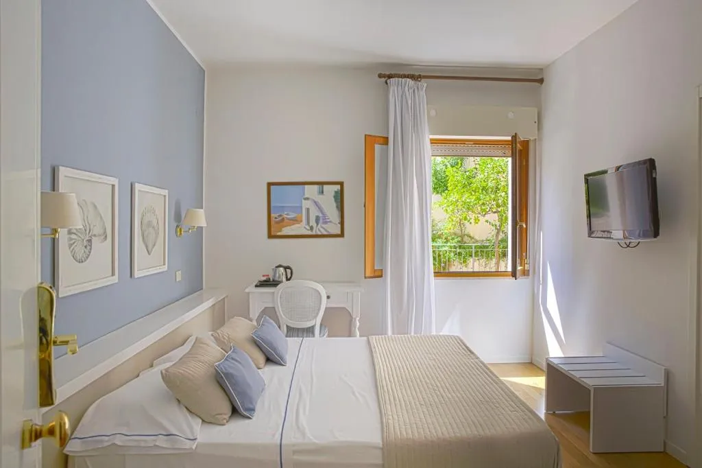 Bedroom, Bed in Hotel Punta Nord Est