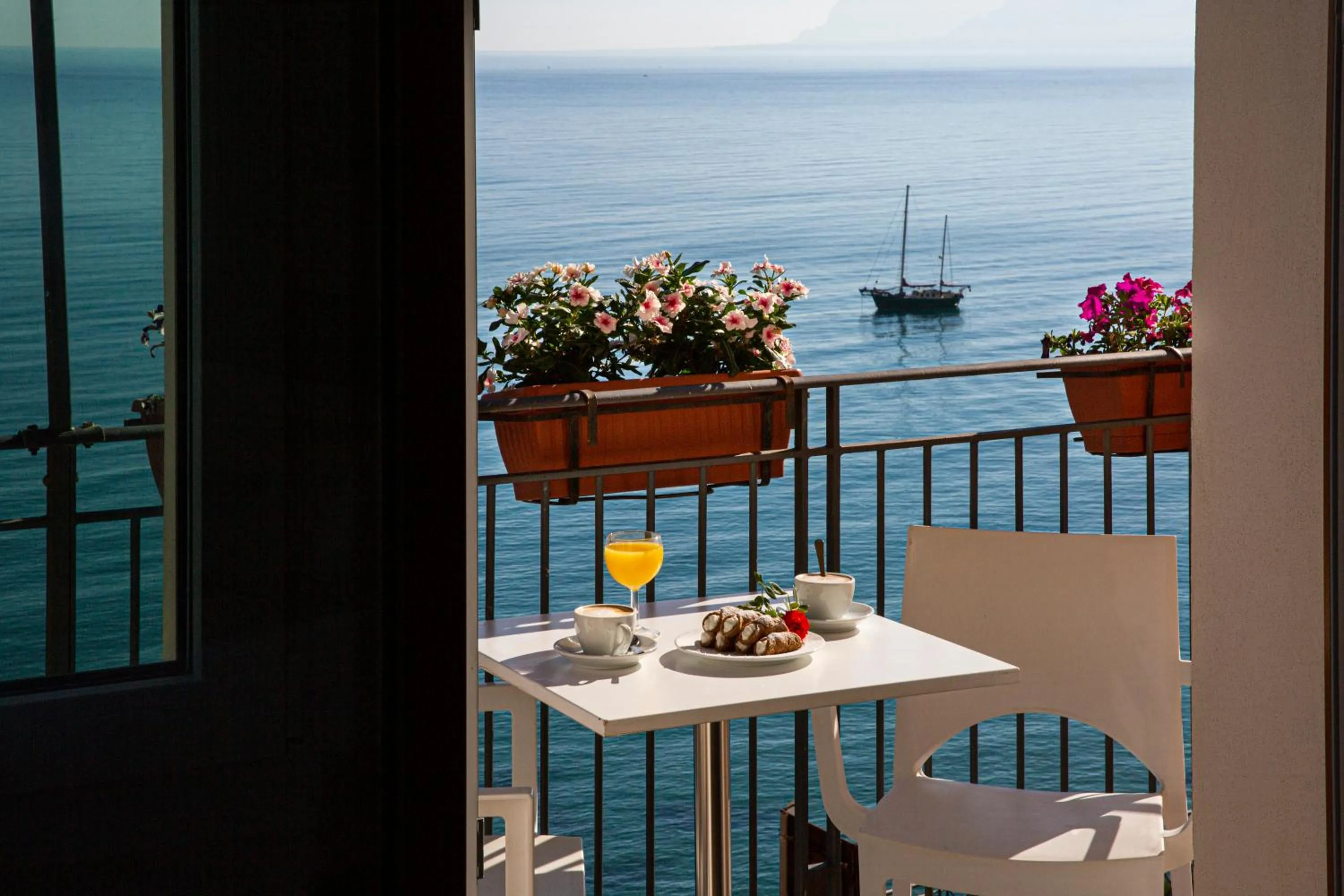 Photo of the whole room in Hotel Punta Nord Est