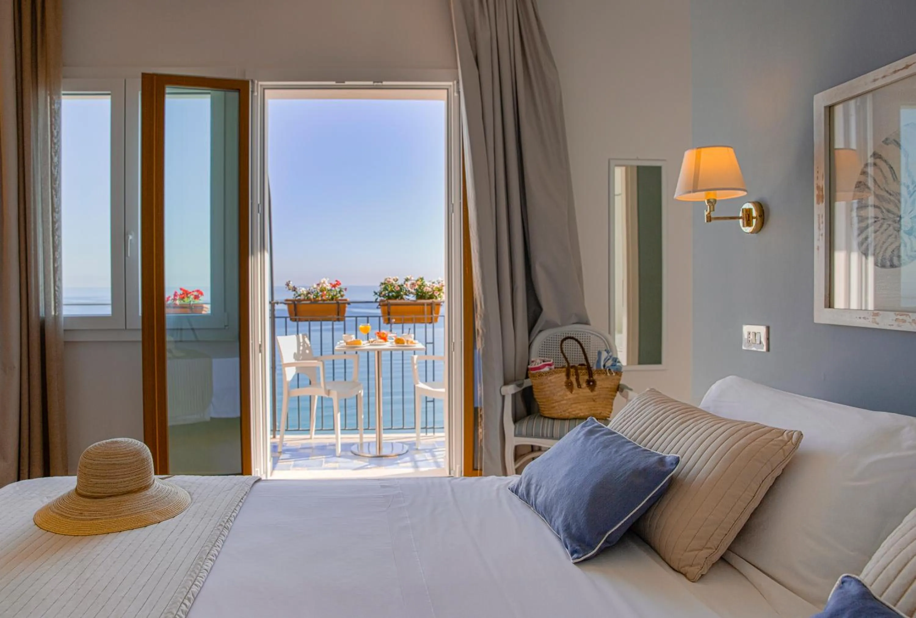 Sea view, Bed in Hotel Punta Nord Est
