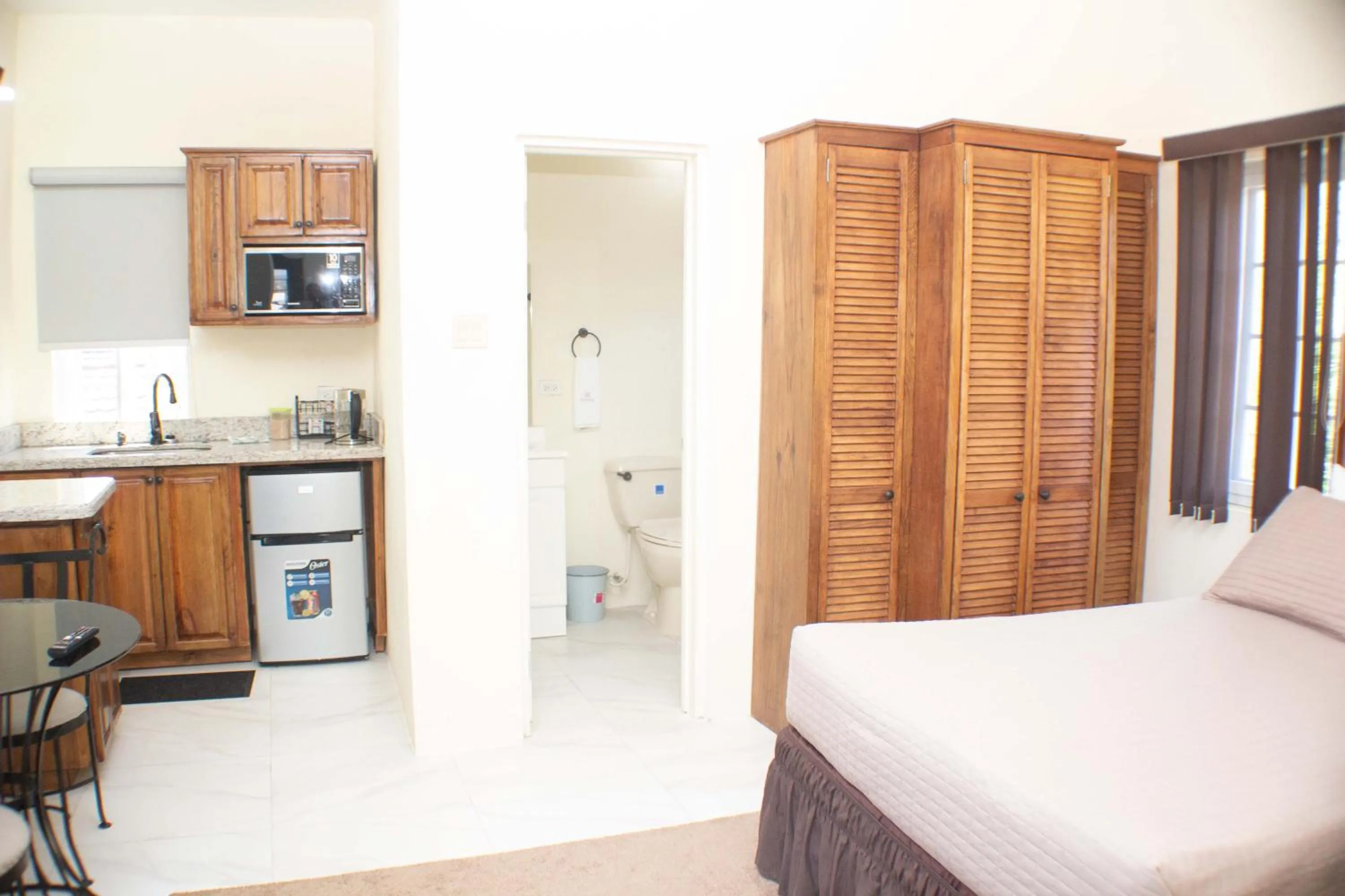 Toilet, Bed in The Vista Inn