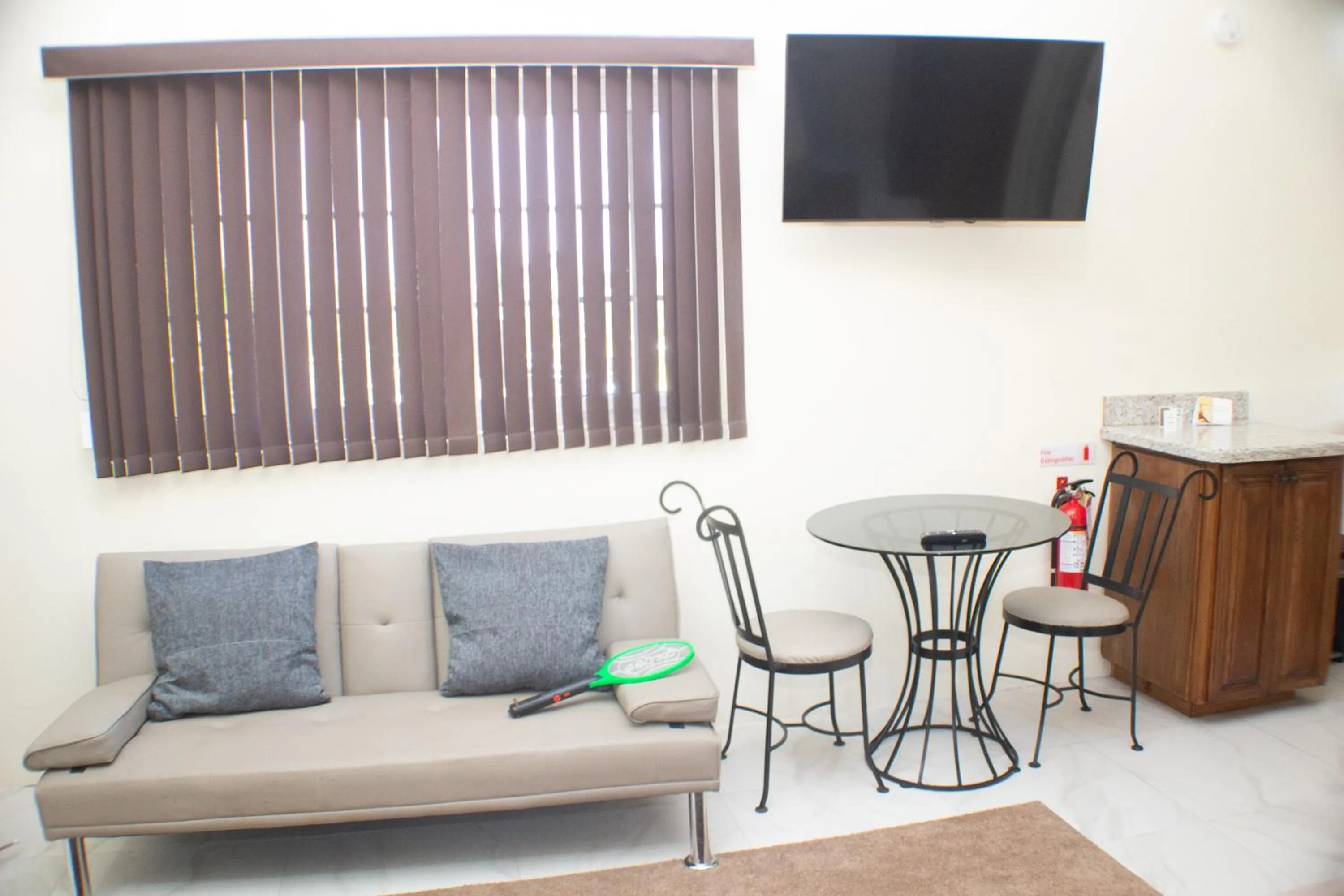 Communal lounge/ TV room in The Vista Inn