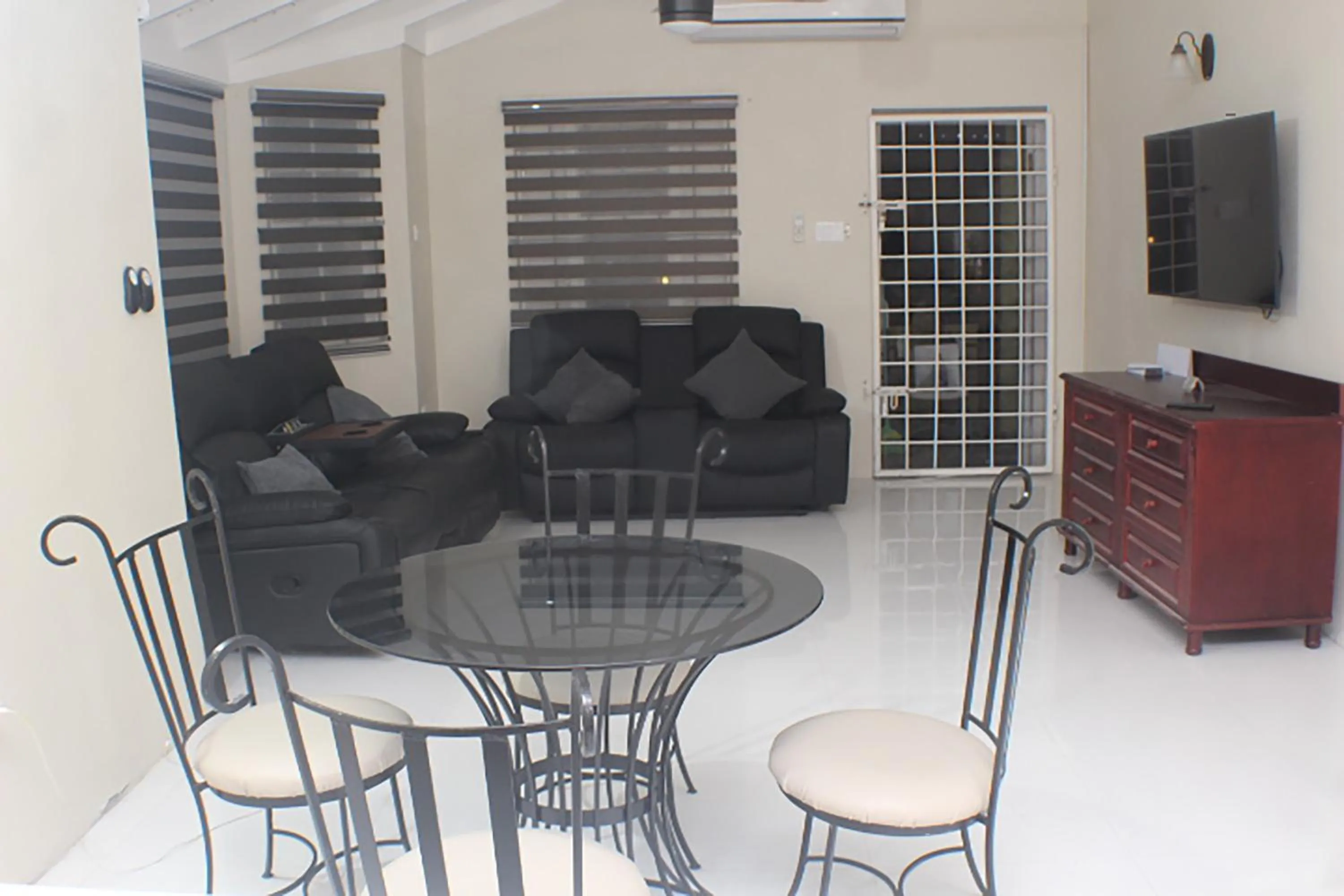 Communal lounge/ TV room in The Vista Inn