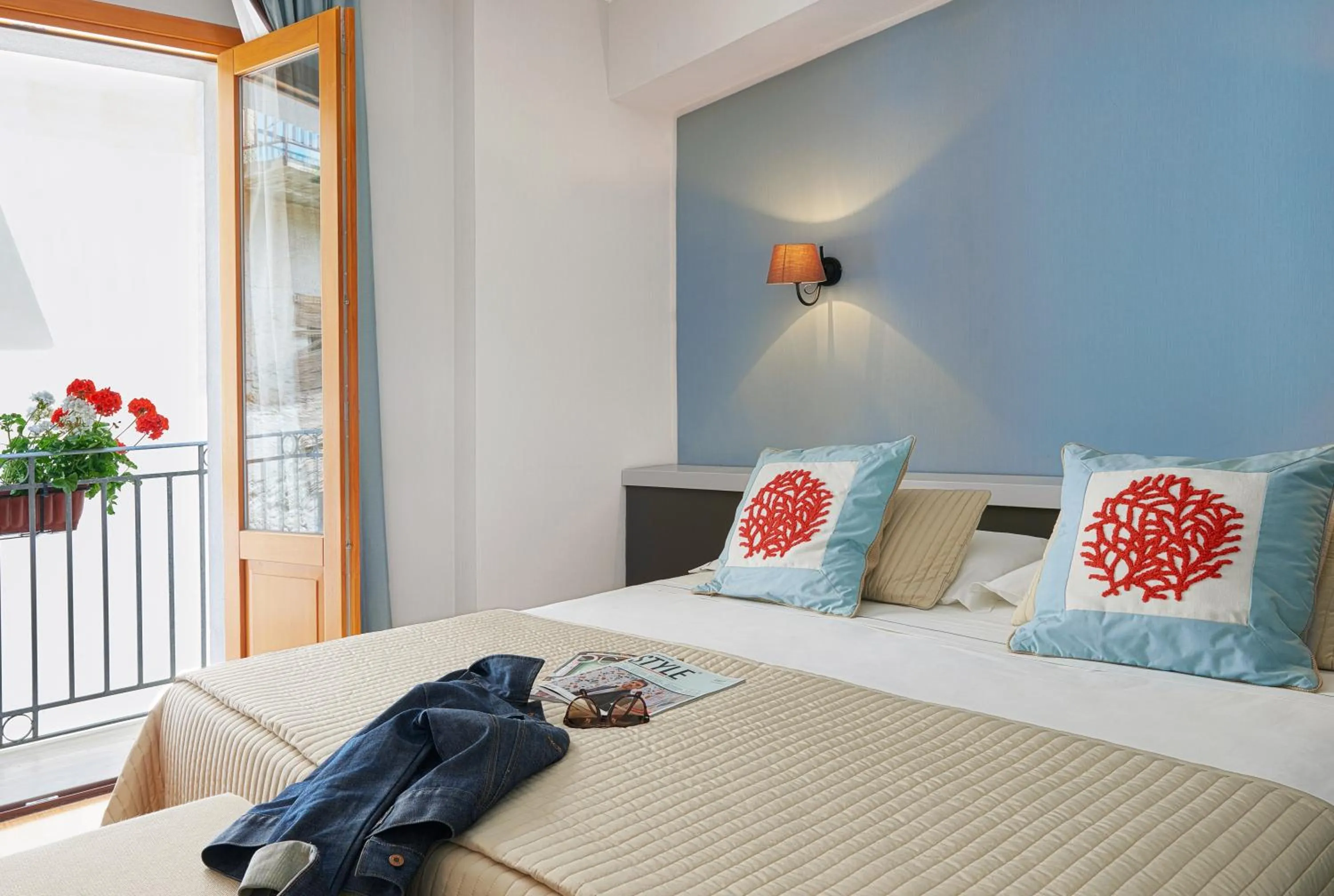 Balcony/Terrace, Bed in Hotel Al Madarig