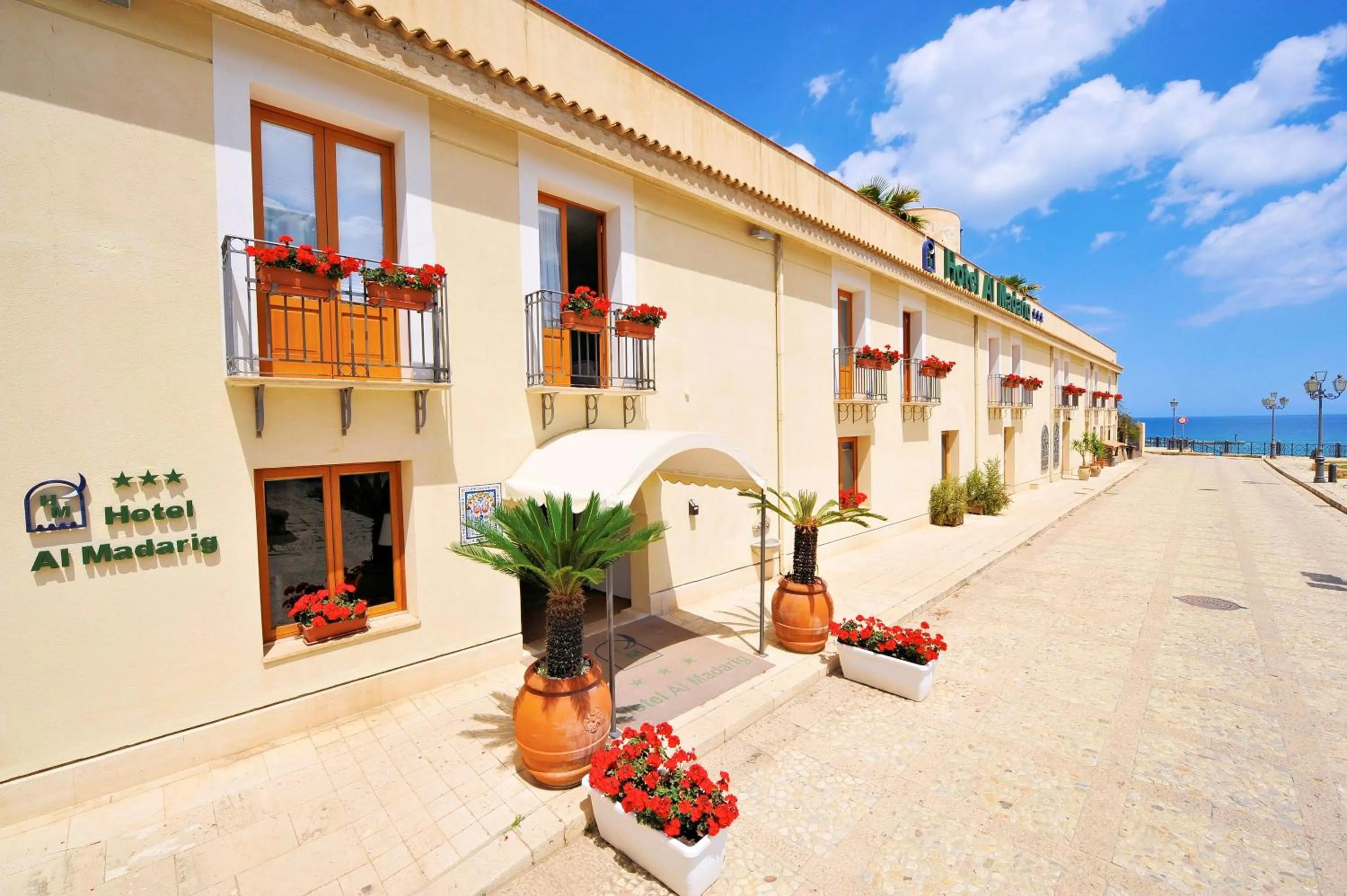 Facade/entrance in Hotel Al Madarig