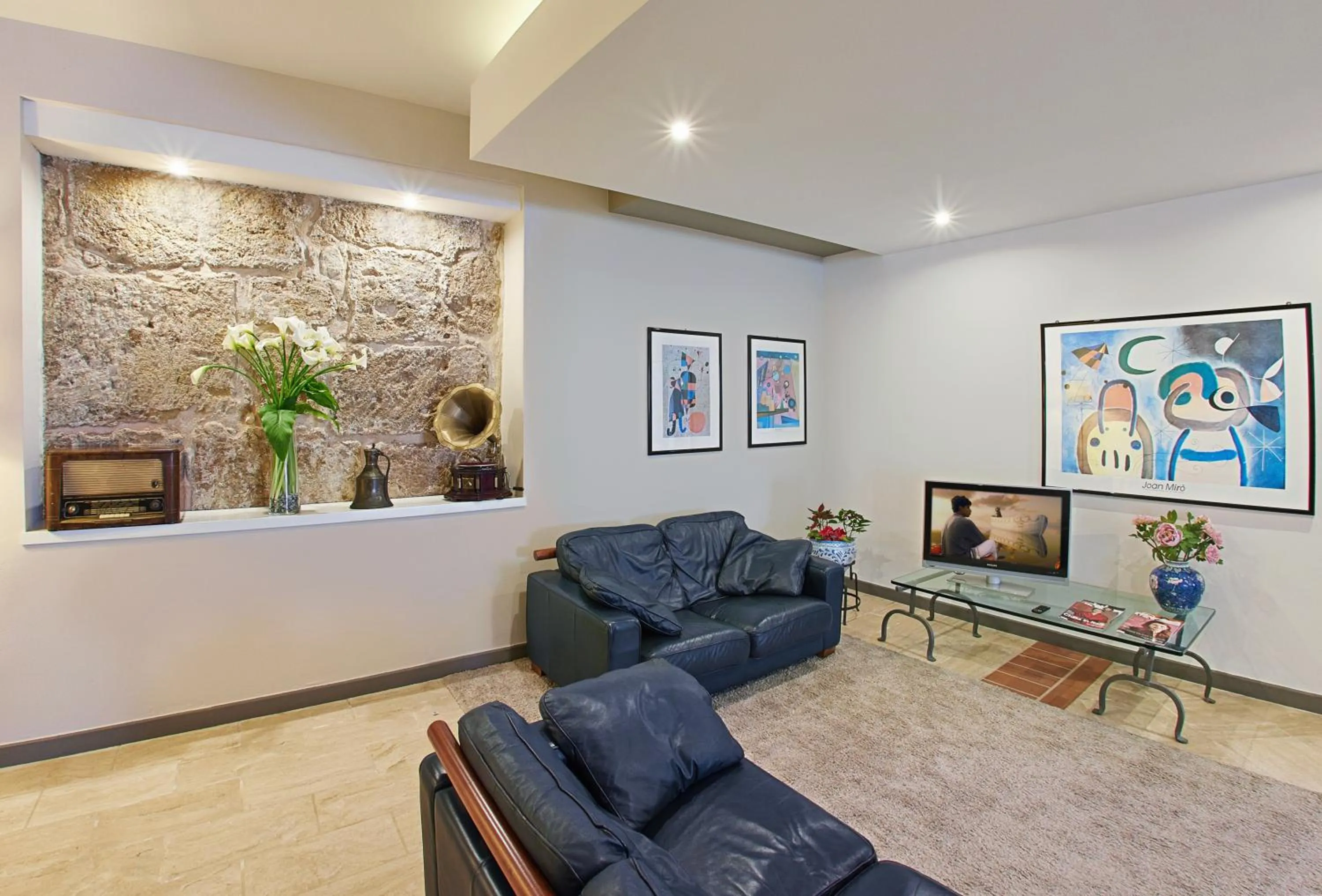 Communal lounge/ TV room in Hotel Al Madarig