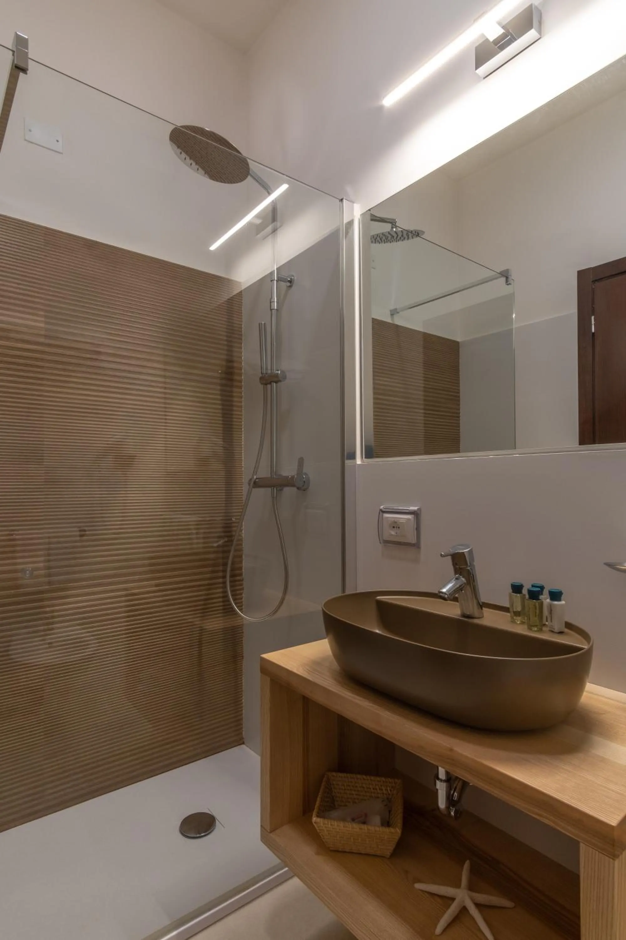 Shower in Hotel Cetarium