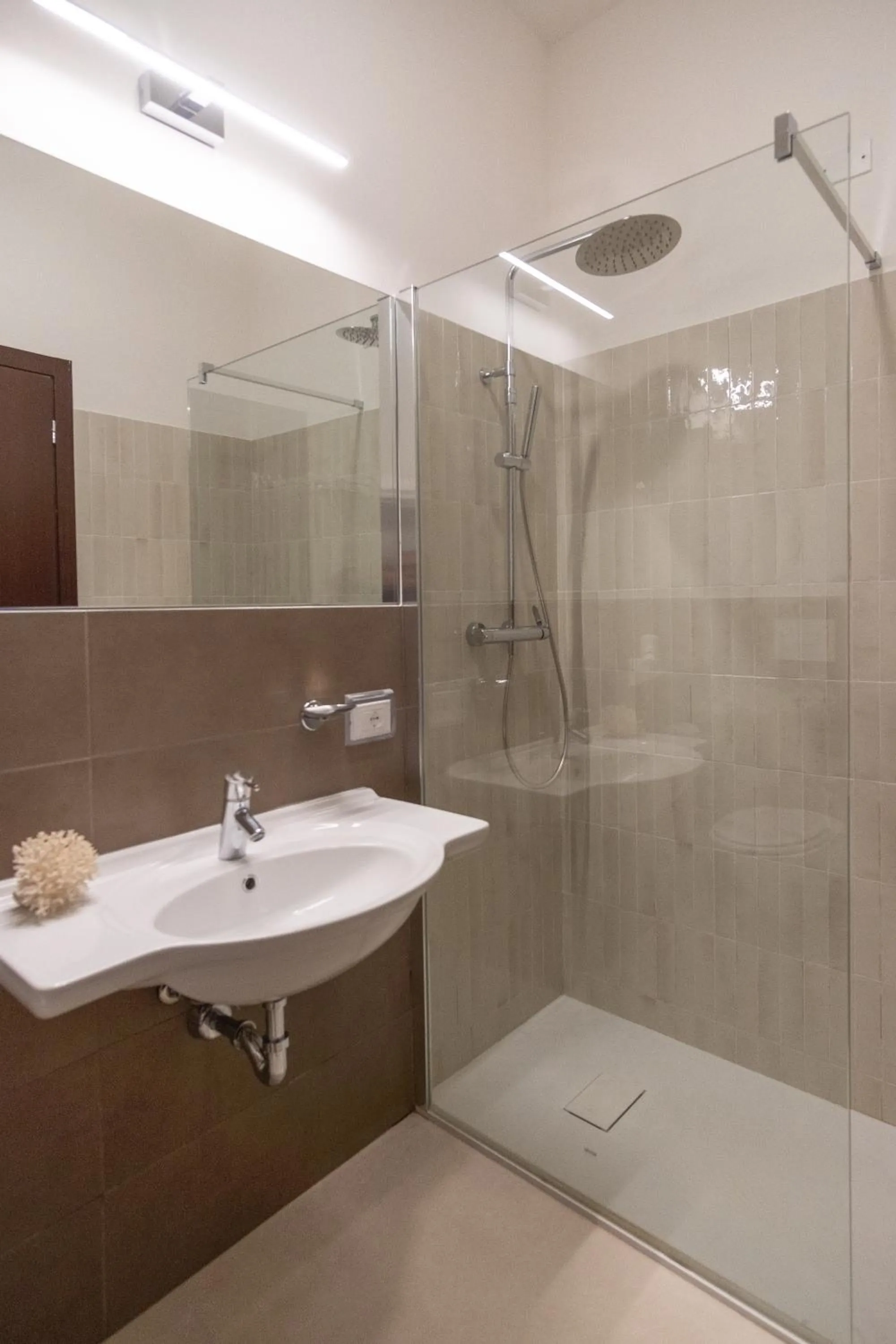 Shower in Hotel Cetarium