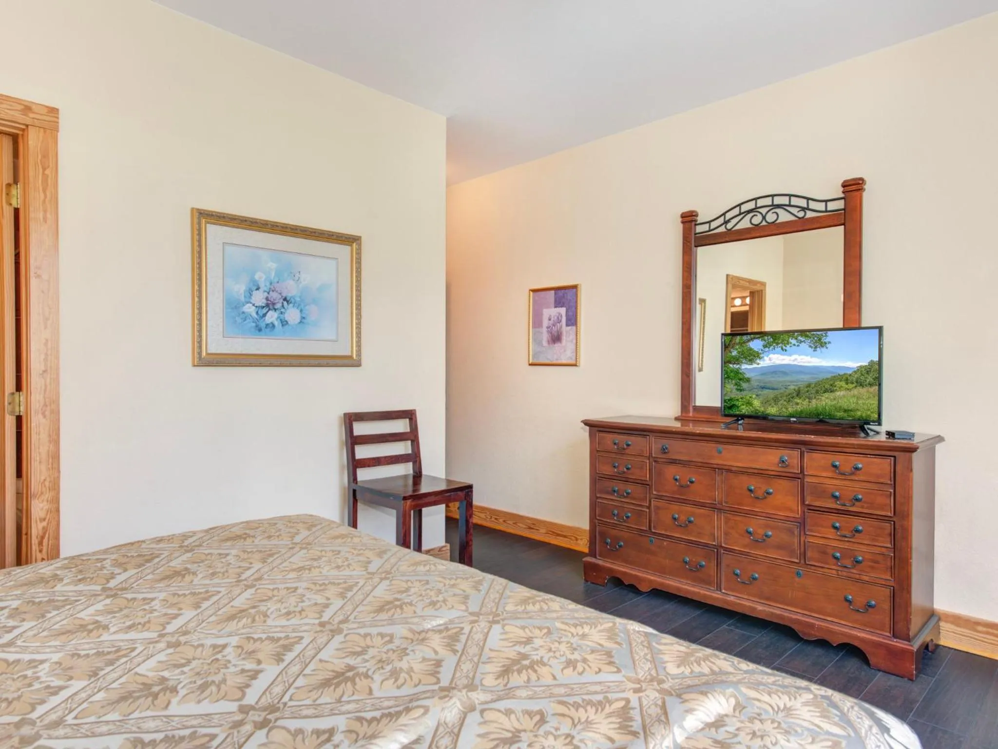 Bedroom, Bed in Mountain Sanctuary 3204