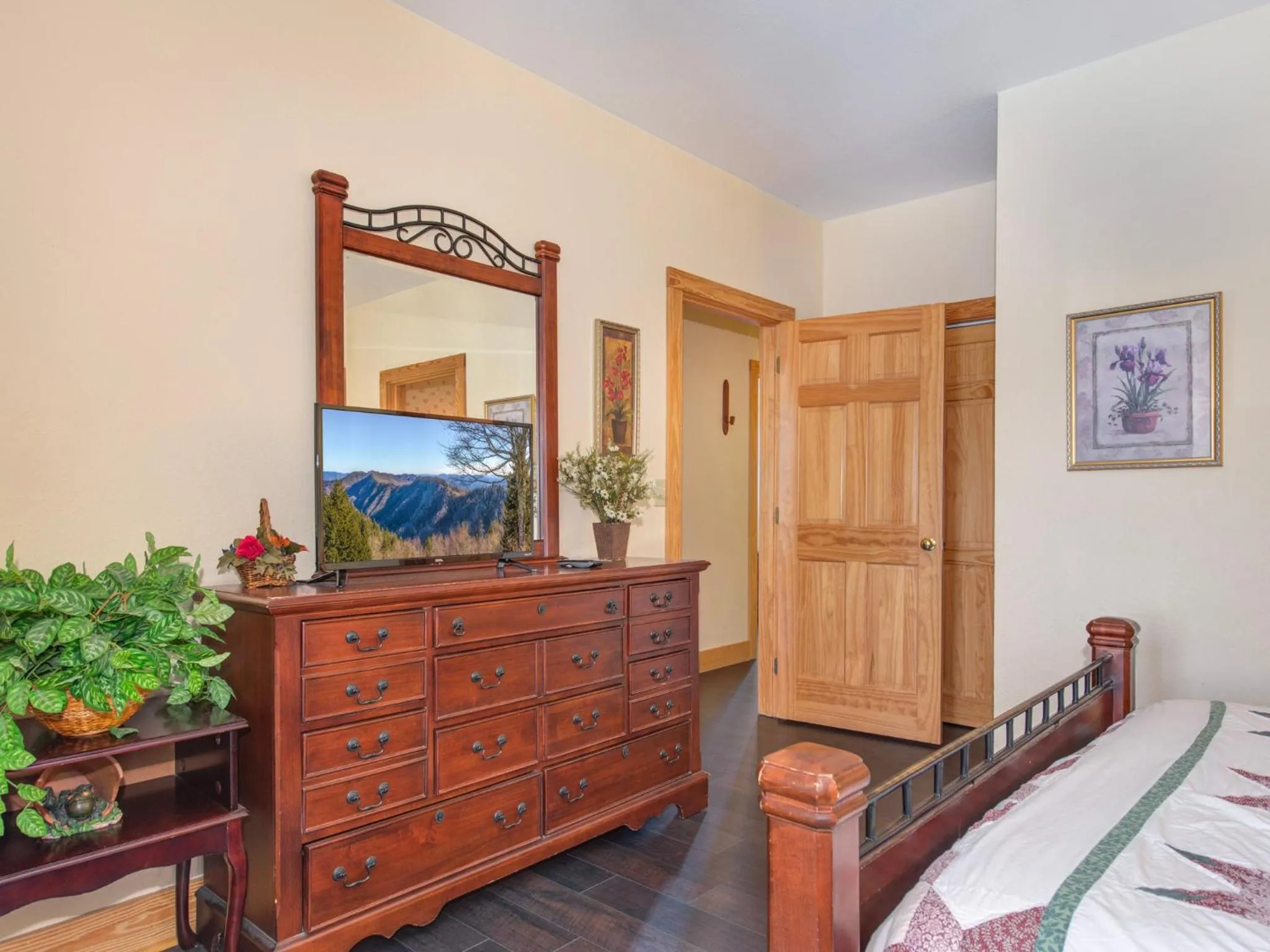 Property building, Bed in Mountain Sanctuary 3204