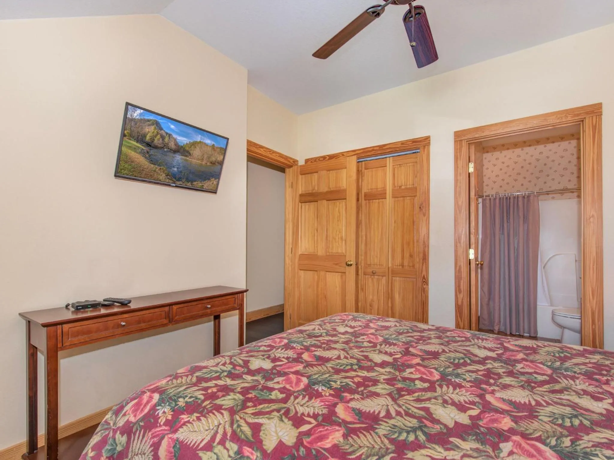 Bedroom, Bed in Mountain Sanctuary 3204