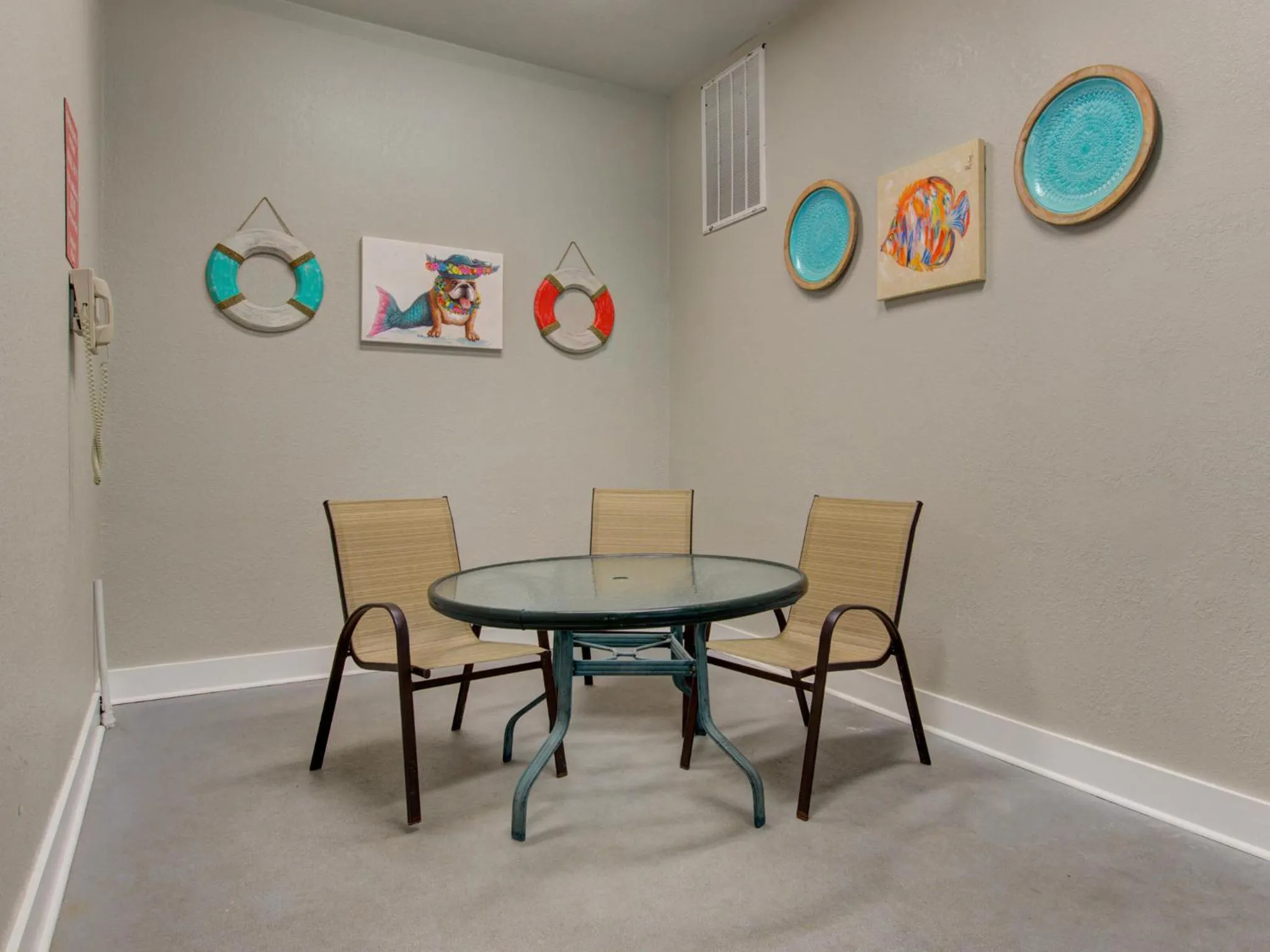 Living room in Smokey Bear 1103