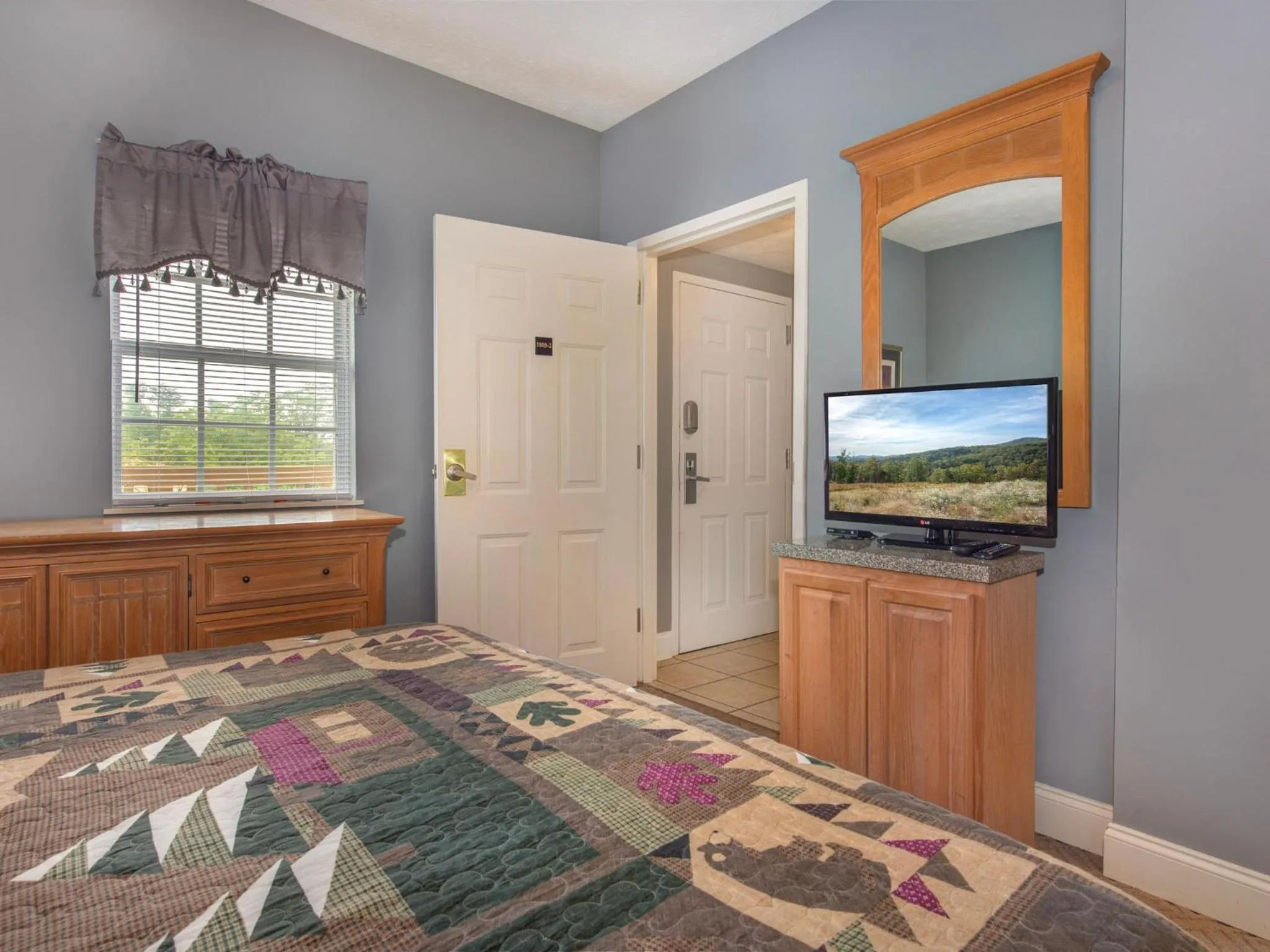 Property building, Bed in Smokey Bear 1103