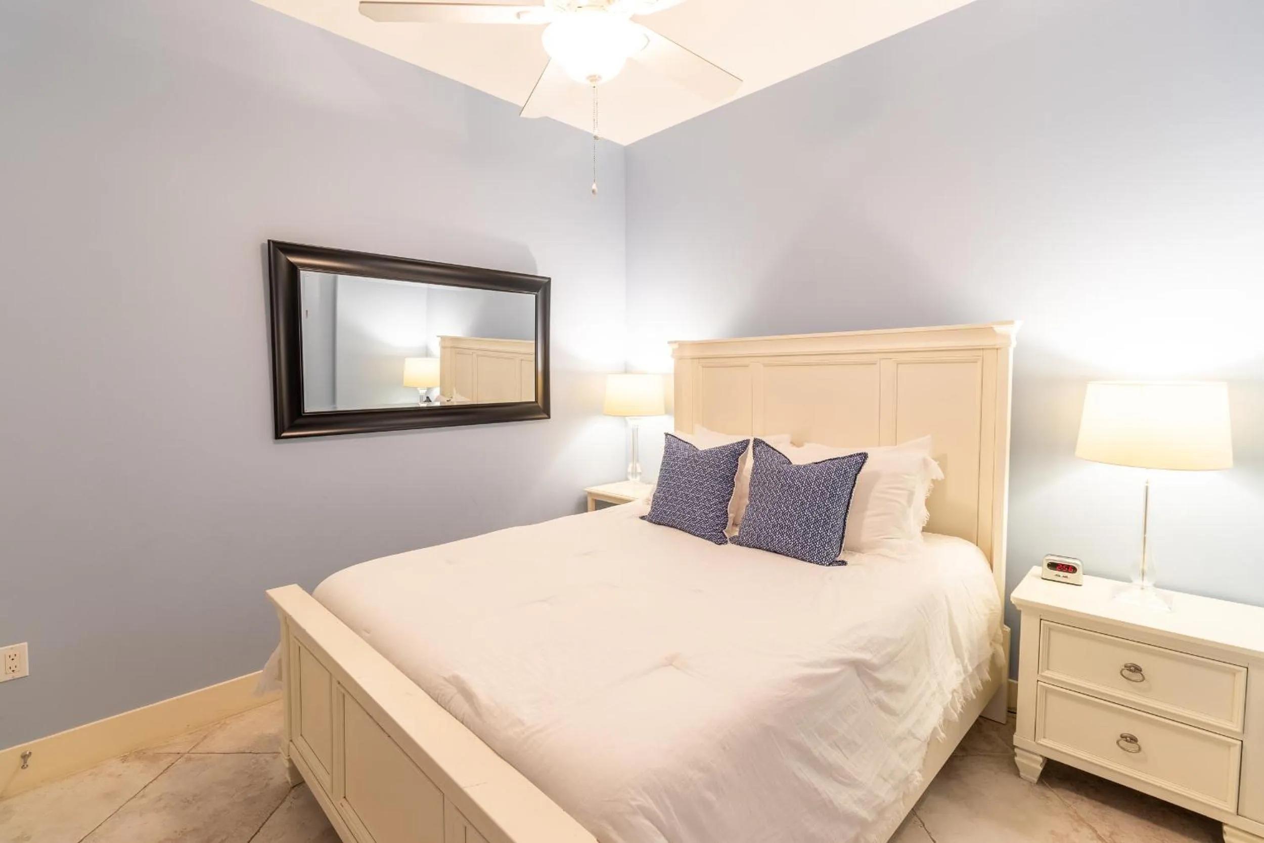 Bedroom, Bed in Diamond Beach 304-Sapphire