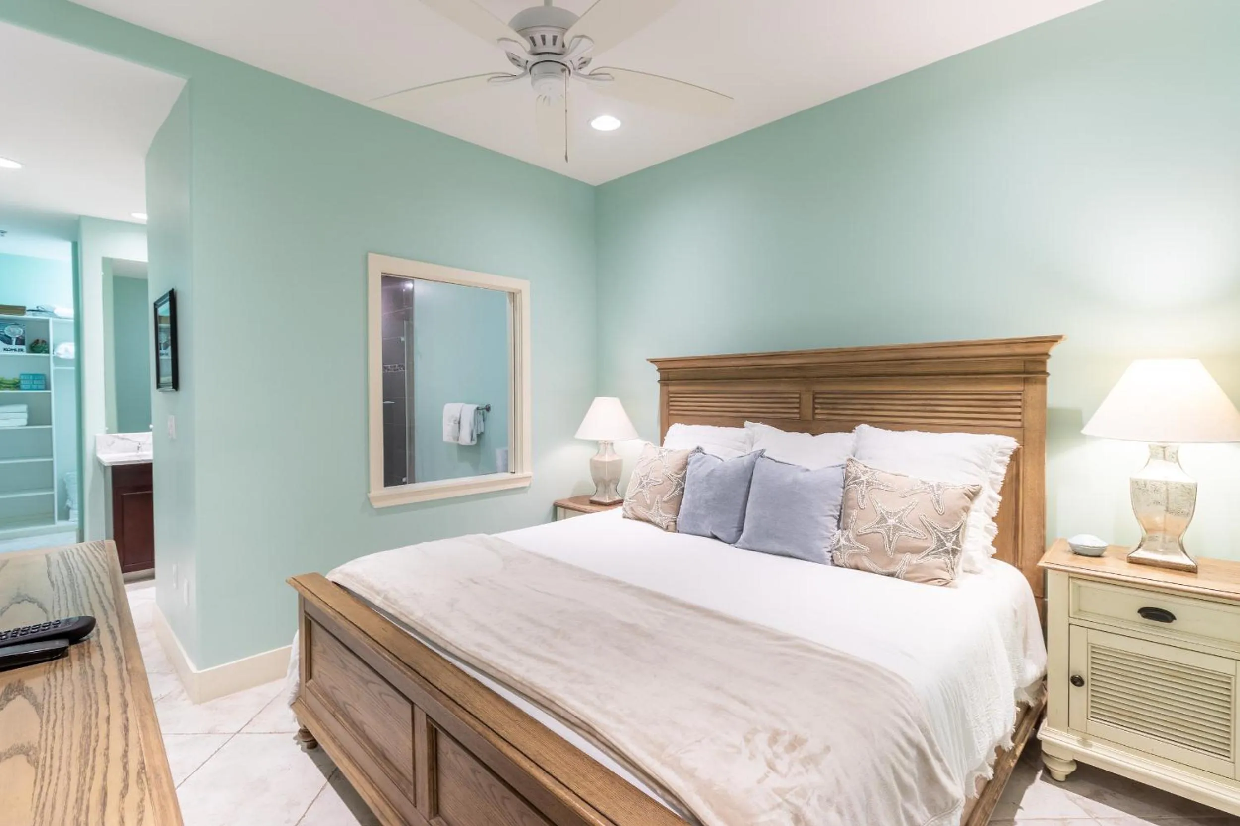 Bedroom, Bed in Diamond Beach 304-Sapphire