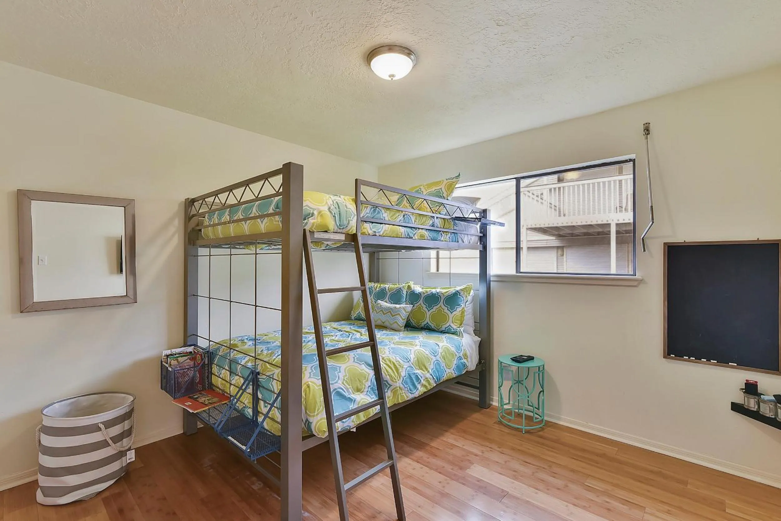 Living room, Bed in All Decked Out