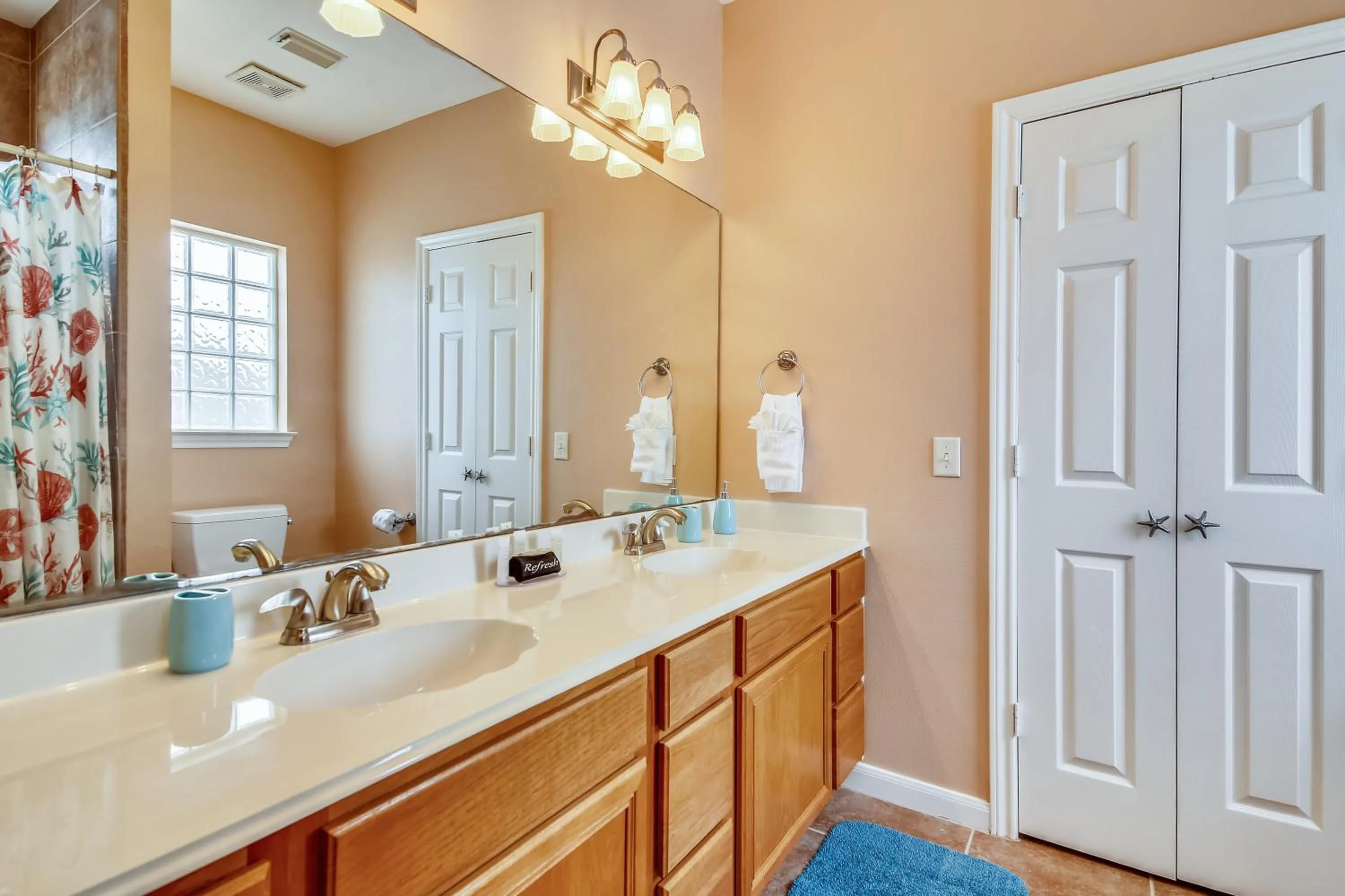 Kitchen or kitchenette in Sunflower Surf