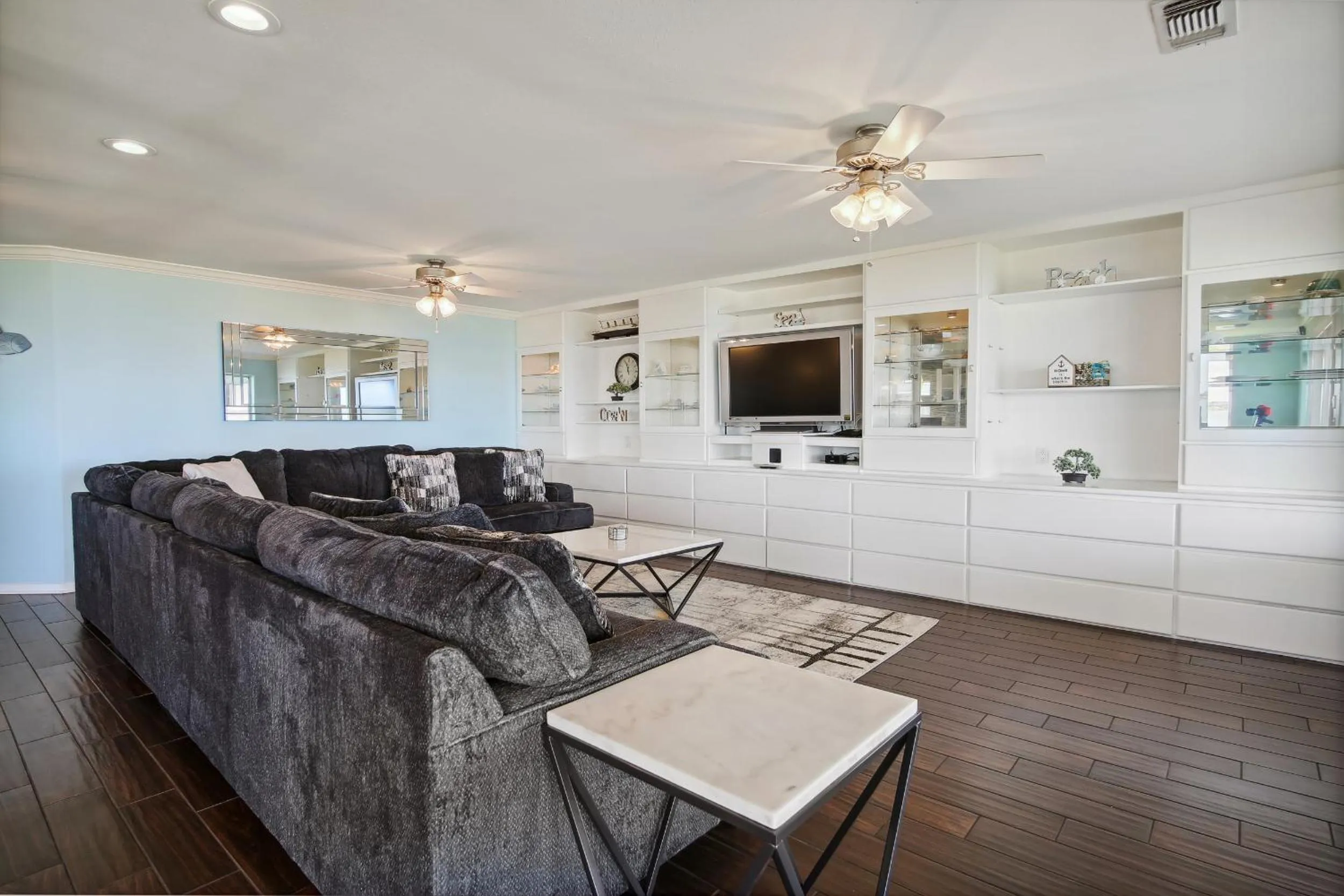 Property building in Harbor View Breeze