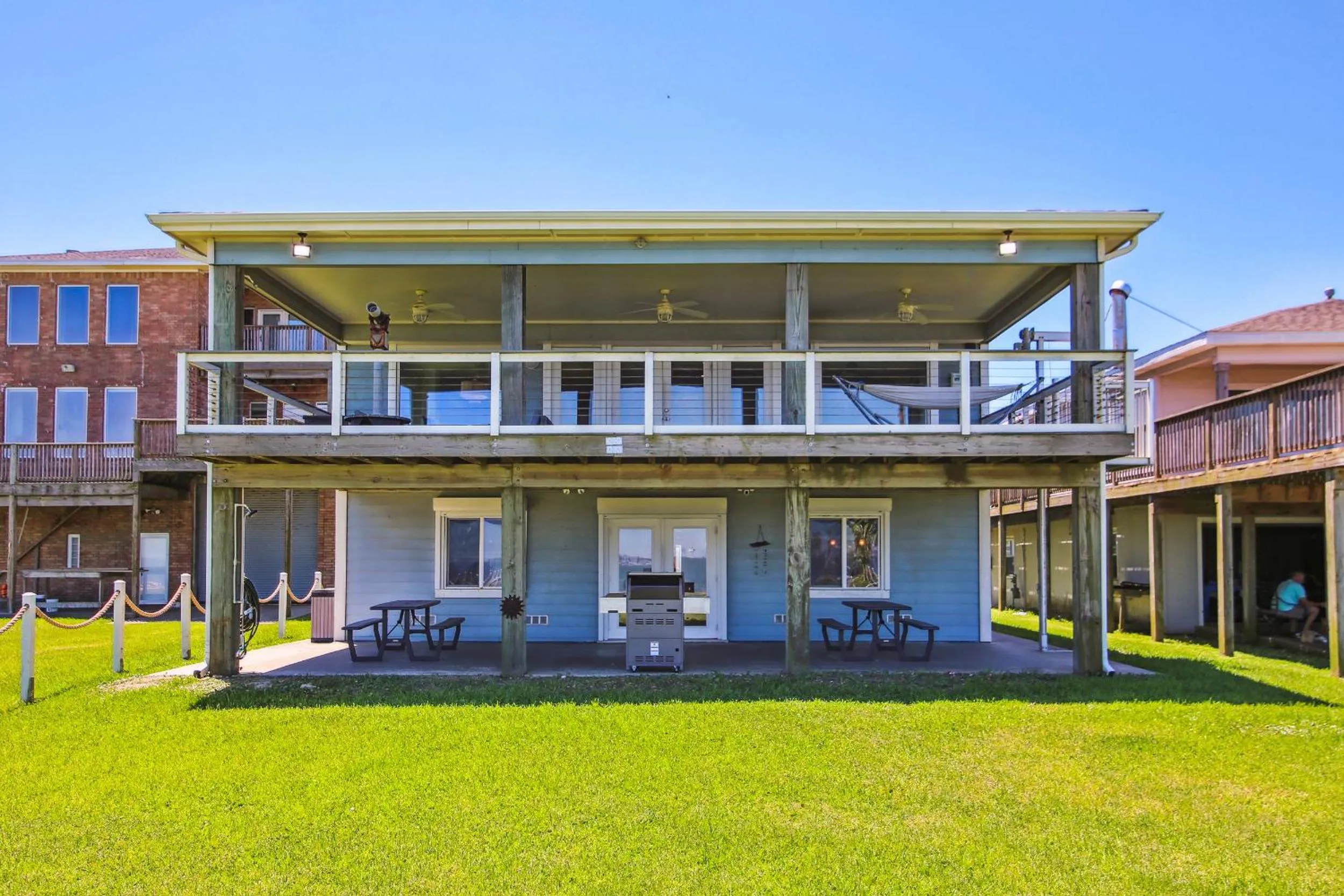 Property building in Harbor View Breeze