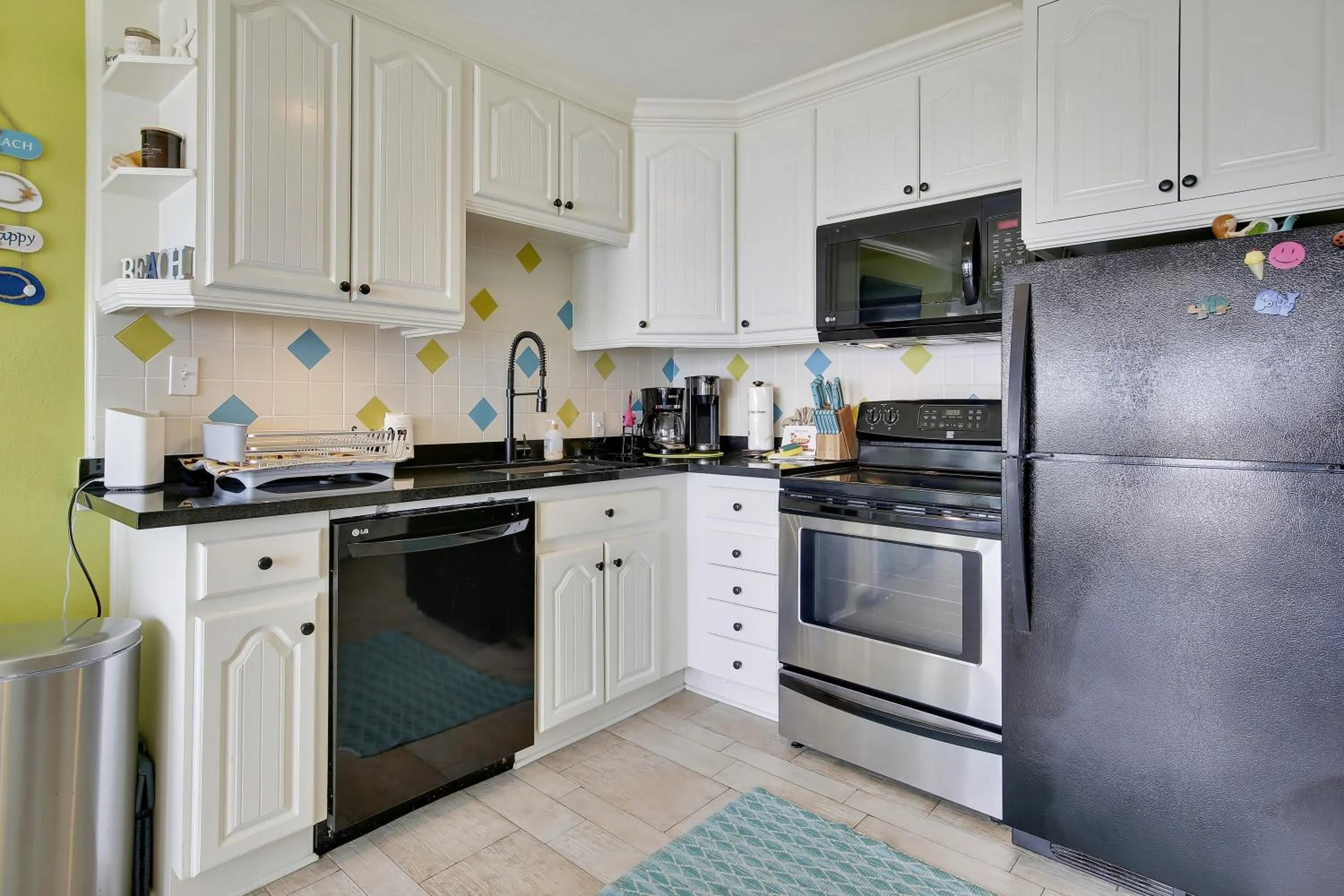 Kitchen or kitchenette in Seascape 1206 - Pineapple Paradise