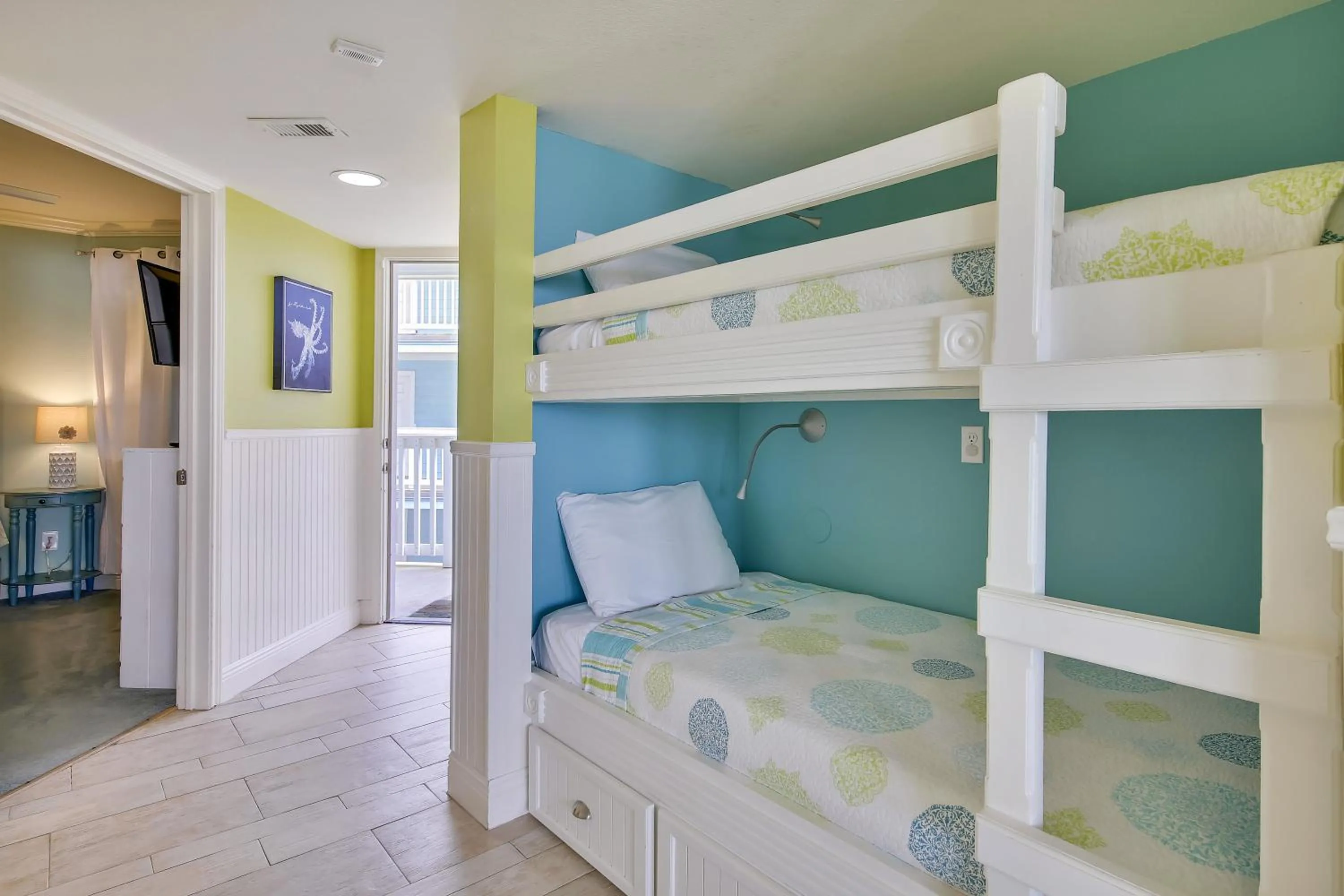 Bedroom, Bed in Seascape 1206 - Pineapple Paradise