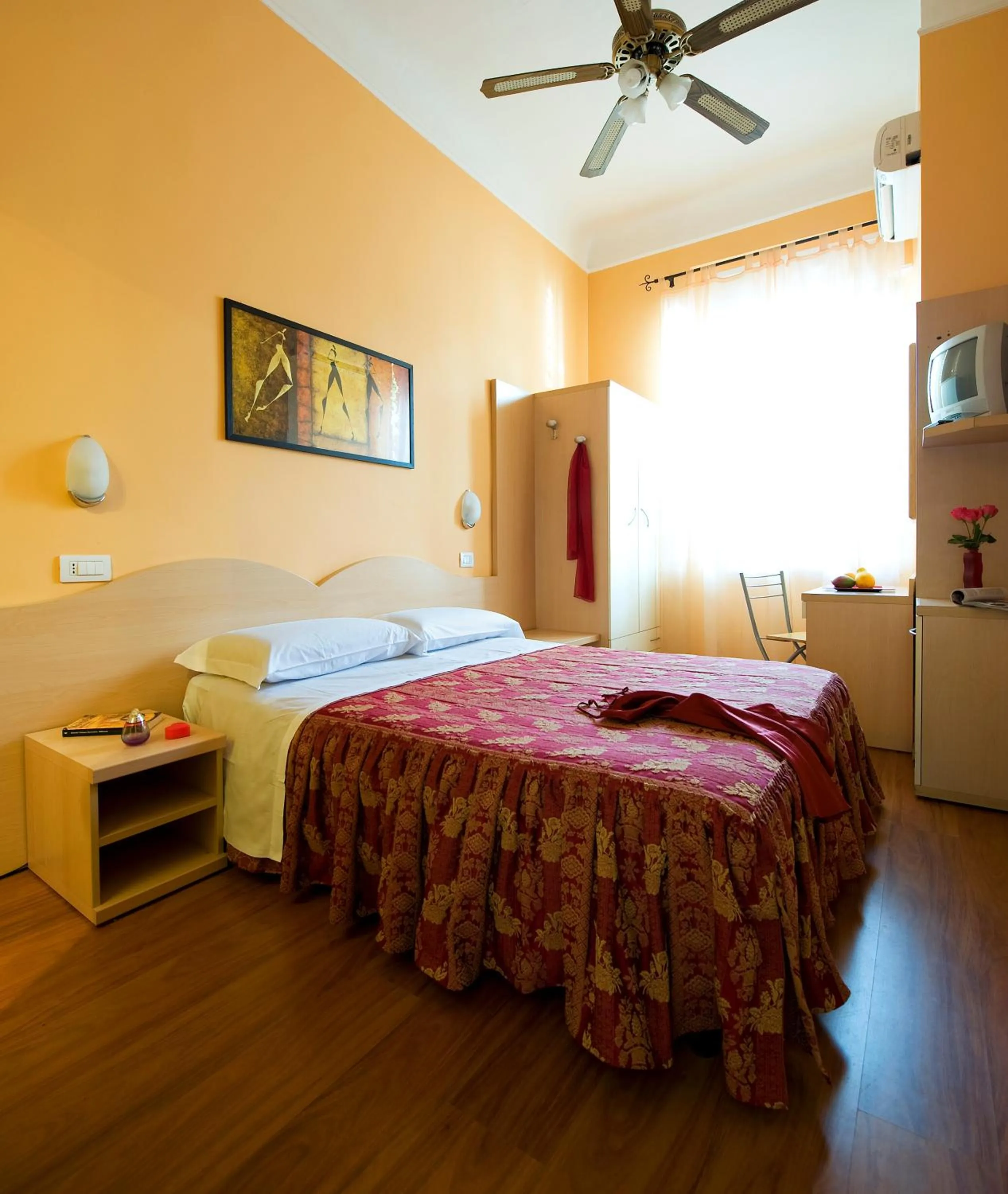 Bed in Hotel Sabatino Milan