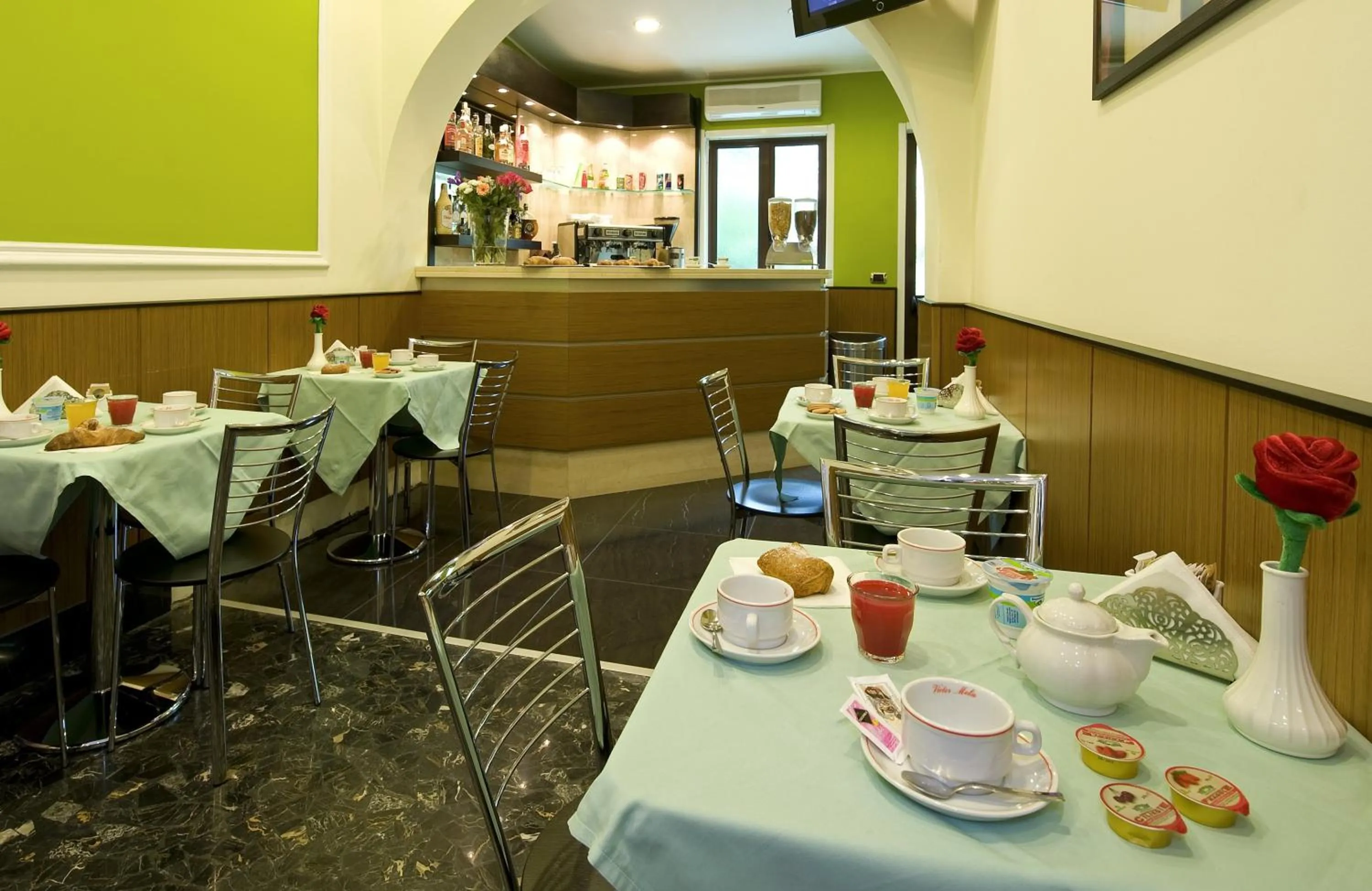 Restaurant/places to eat in Hotel Sabatino Milan