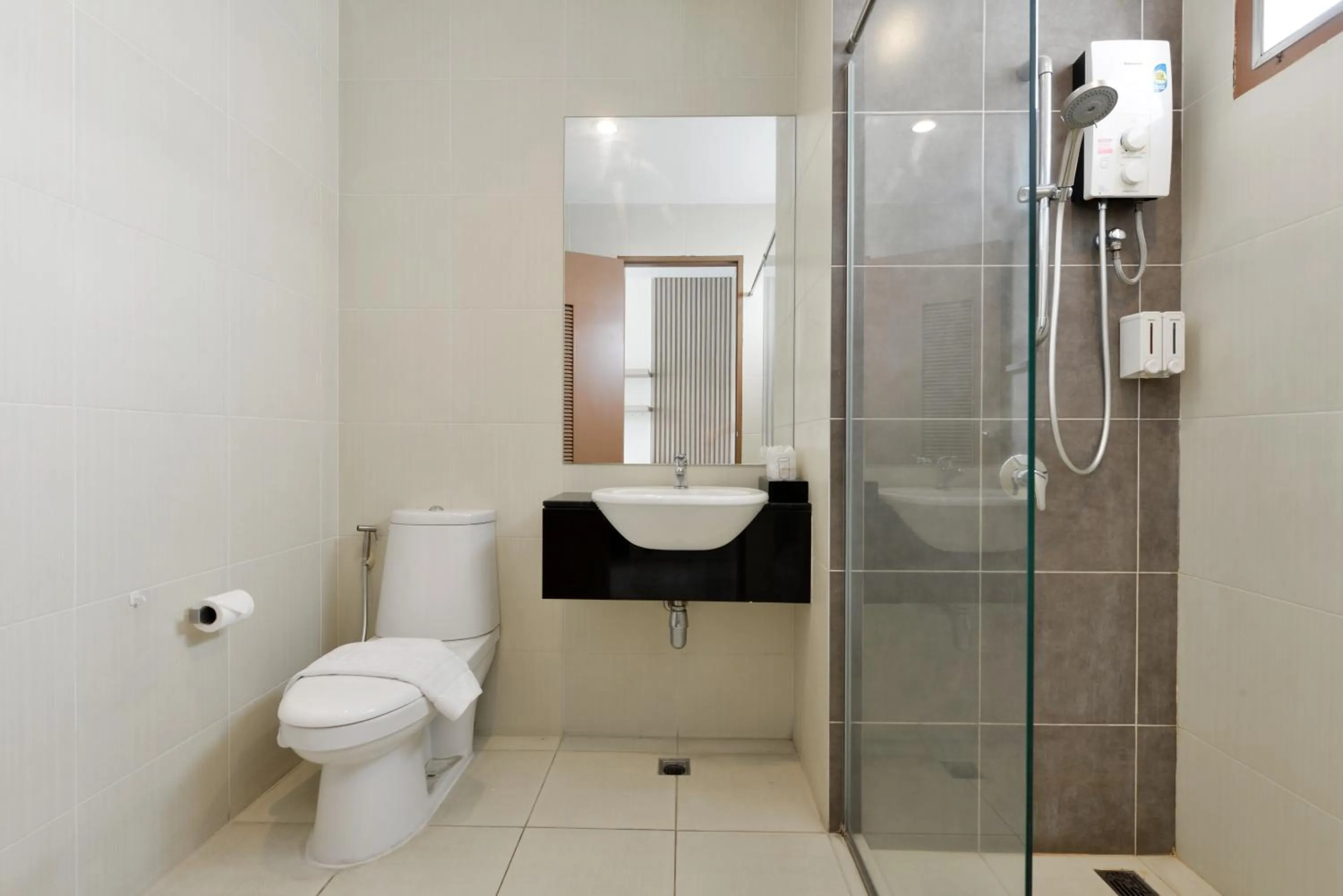 Bathroom in Grand BS Airport Hotel Suvarnabhumi