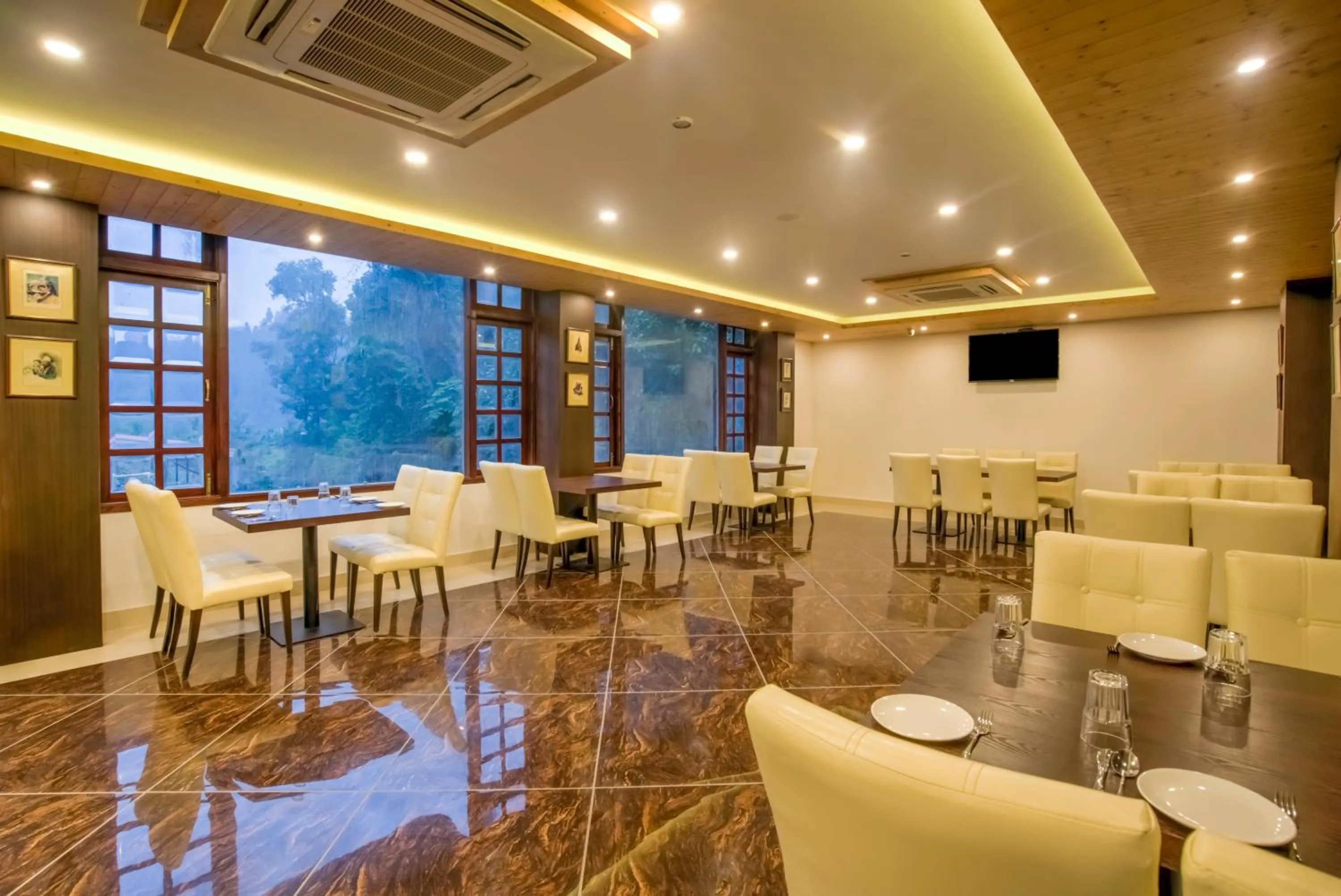 Restaurant/places to eat in Club Mahindra Le Vintuna, Gangtok