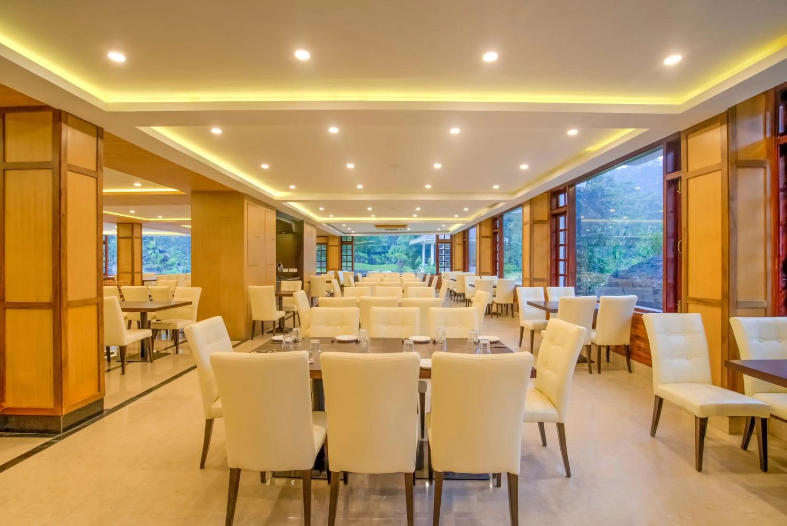 Restaurant/places to eat in Club Mahindra Le Vintuna, Gangtok