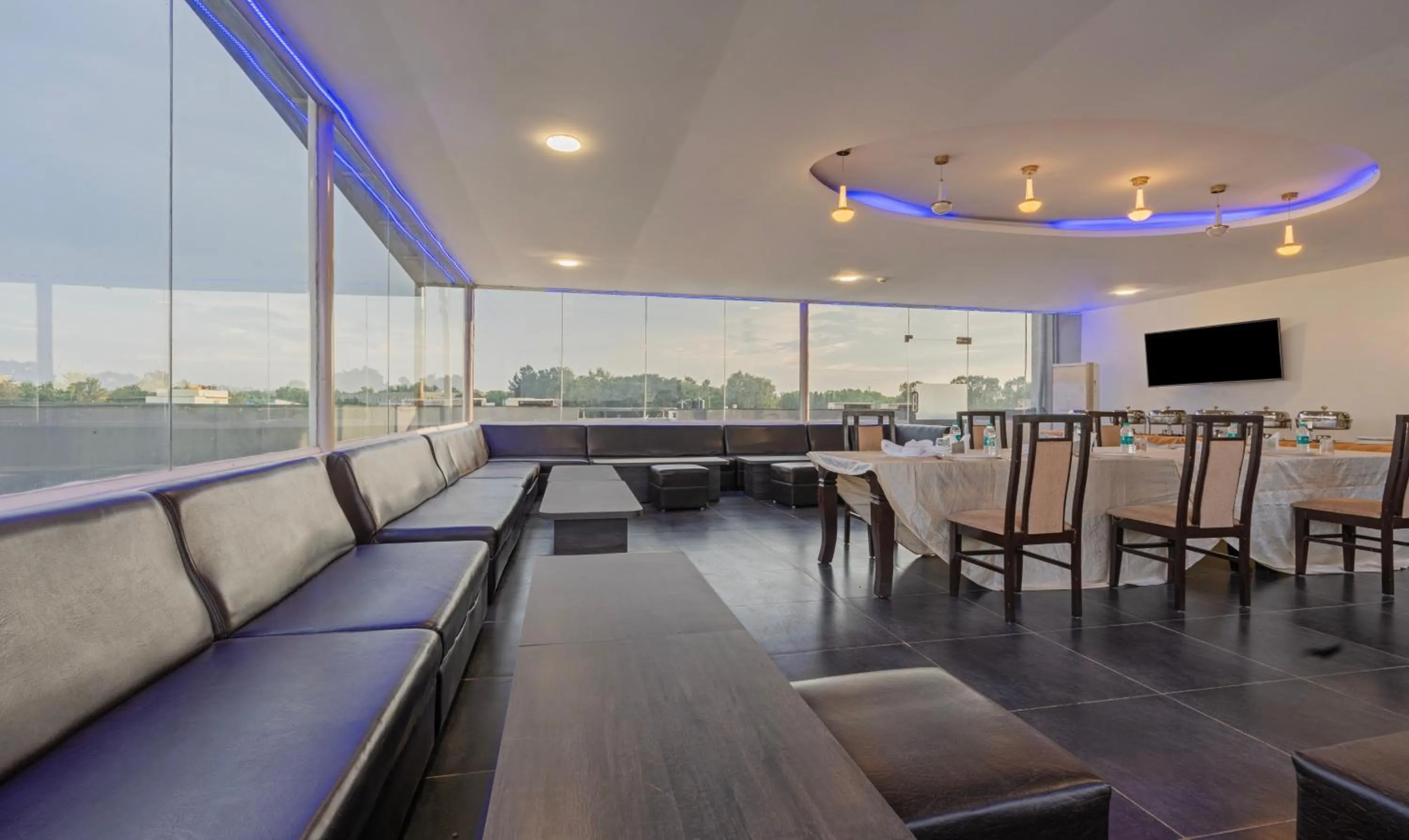 Restaurant/places to eat in Treebo Sai Fortune Gateway