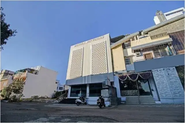 Property building in Hotel Four Petals Property building in Hotel Four Petals