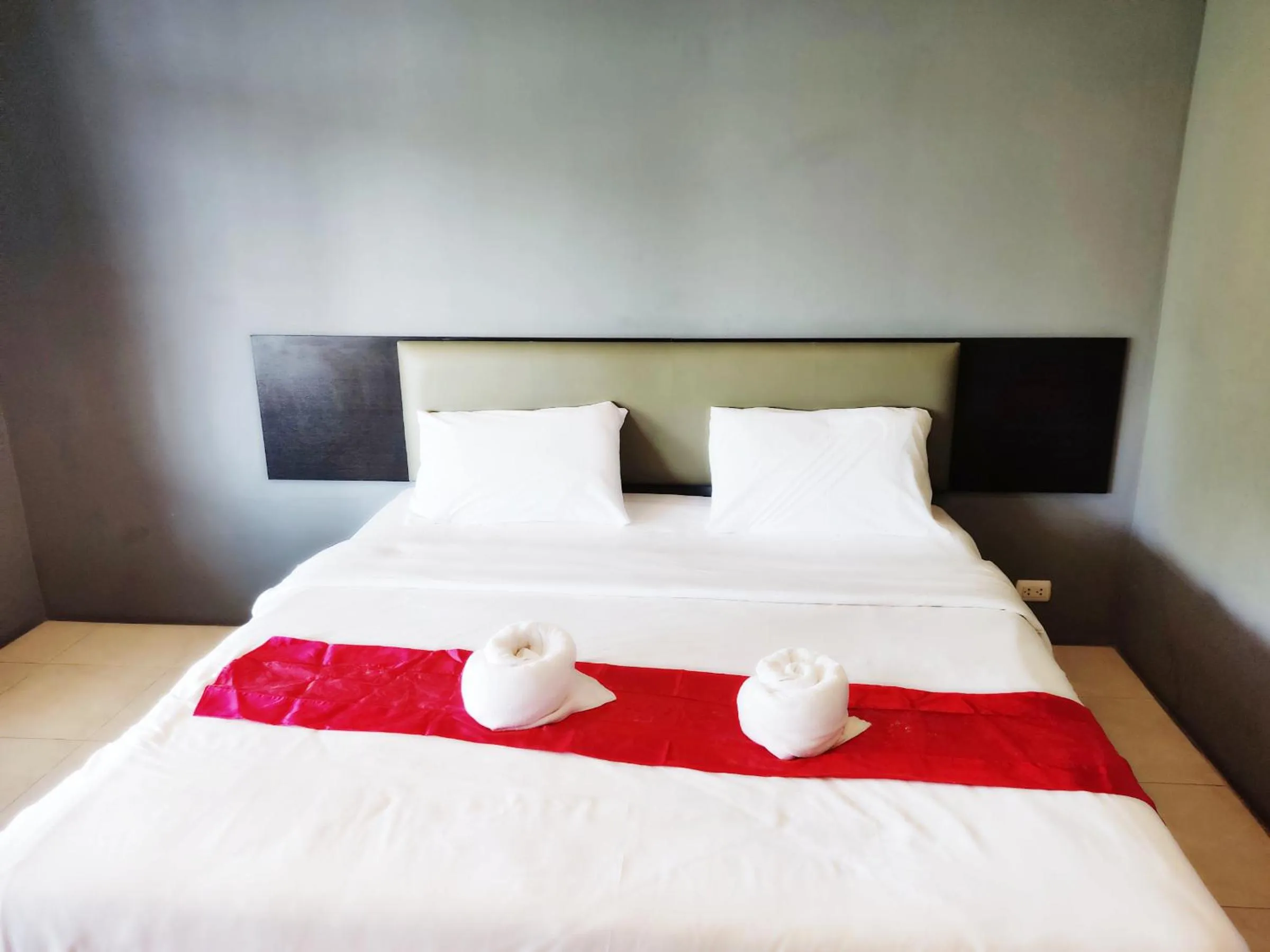 Bedroom, Bed in Laemdin Hotel