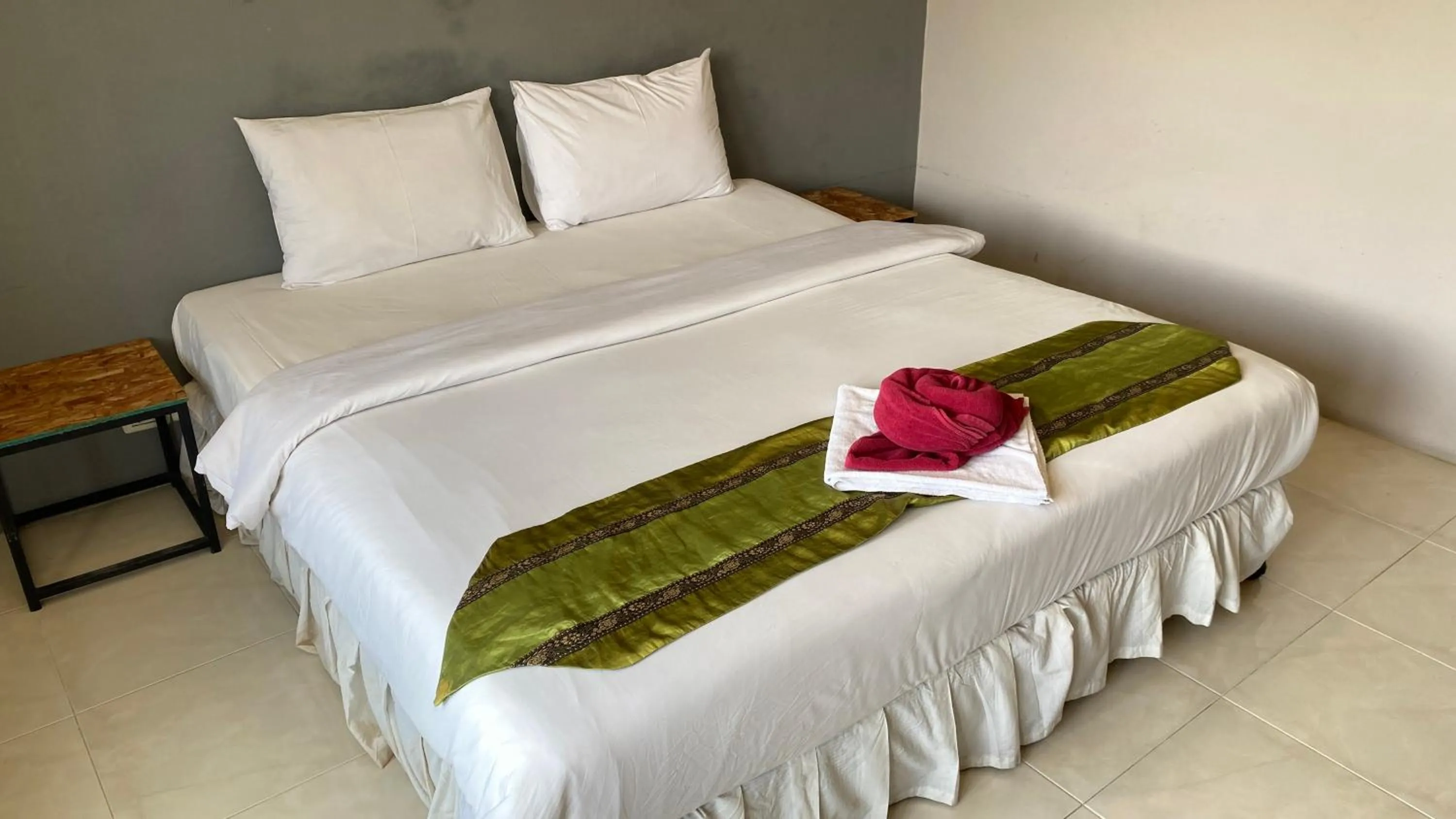Property building, Bed in Laemdin Hotel