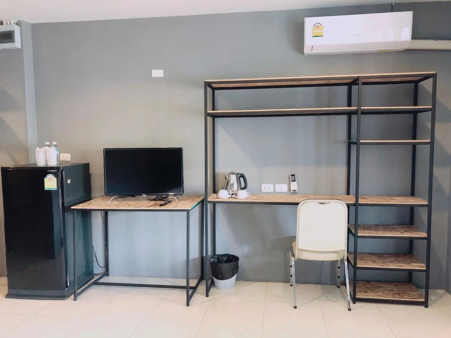 hair dresser, TV/Entertainment Center in Laemdin Hotel