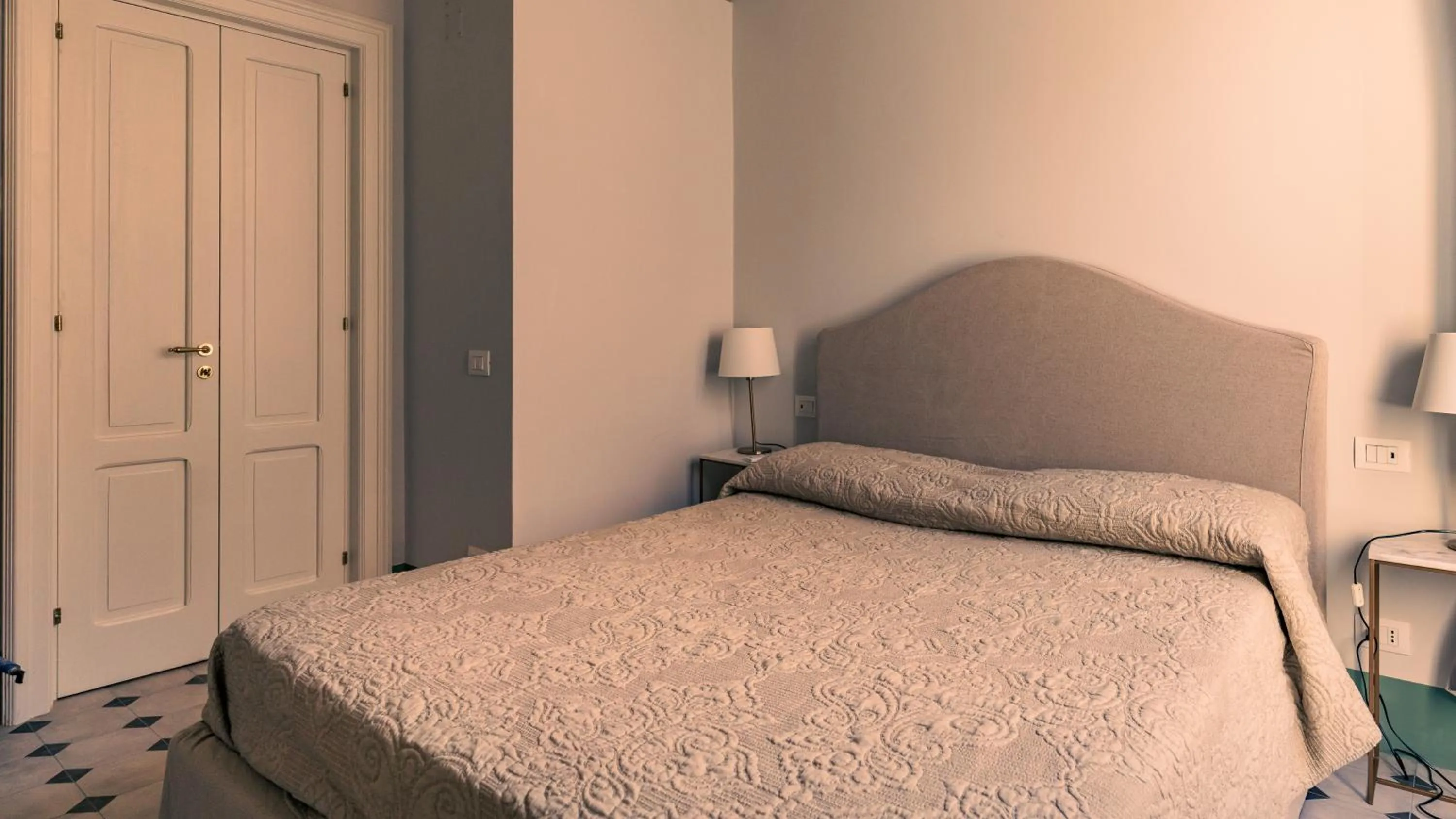 Bedroom, Bed in Capo 10 Liberty Apartments